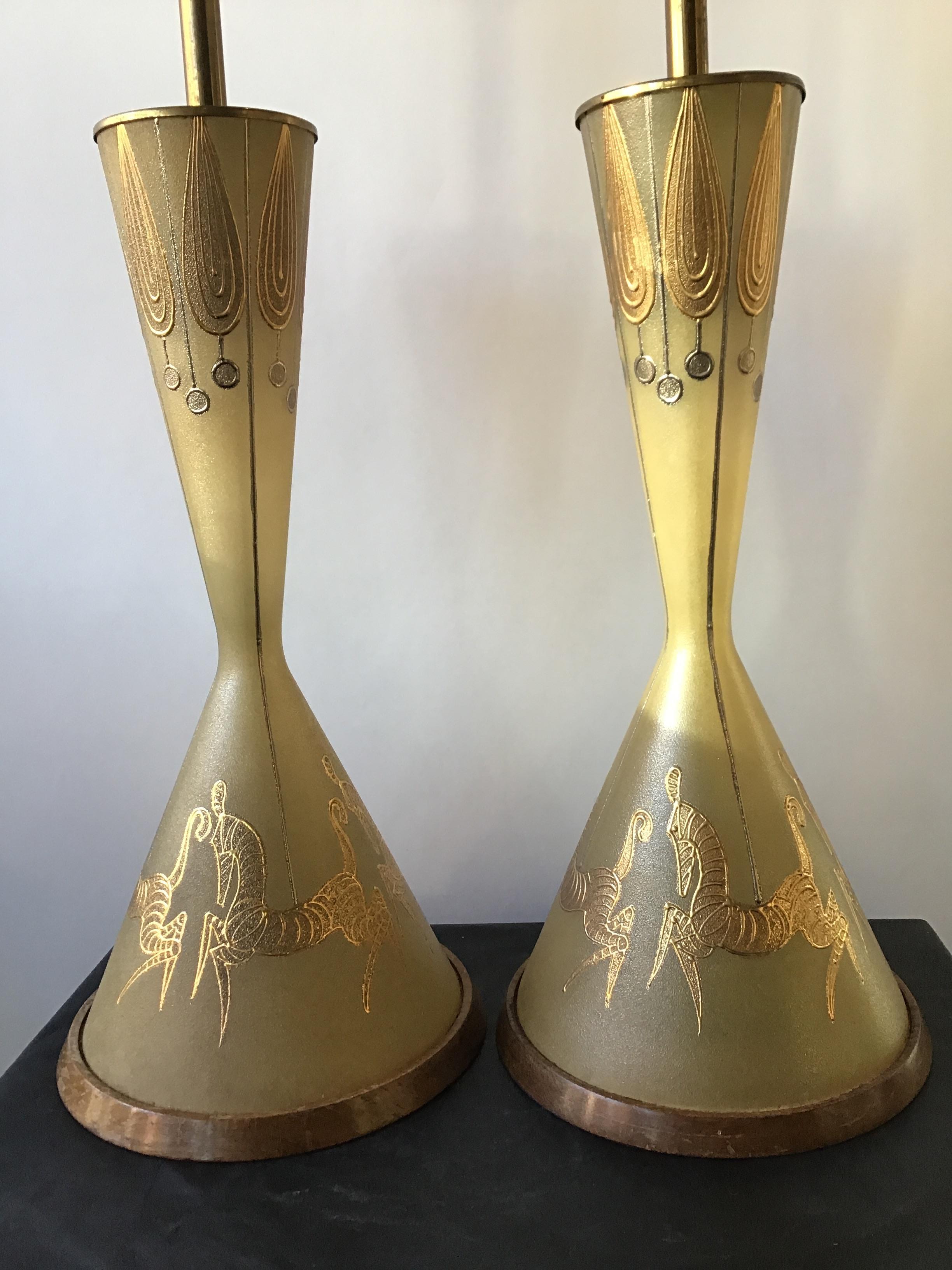 Pareja de lámparas altas de cristal italiano de los años 50 con caballitos de circo rampantes. Accesorios de latón. Base de madera. Los caballos están aplicados a mano con pintura en relieve. Las 2 primeras fotos hacen que las lámparas parezcan