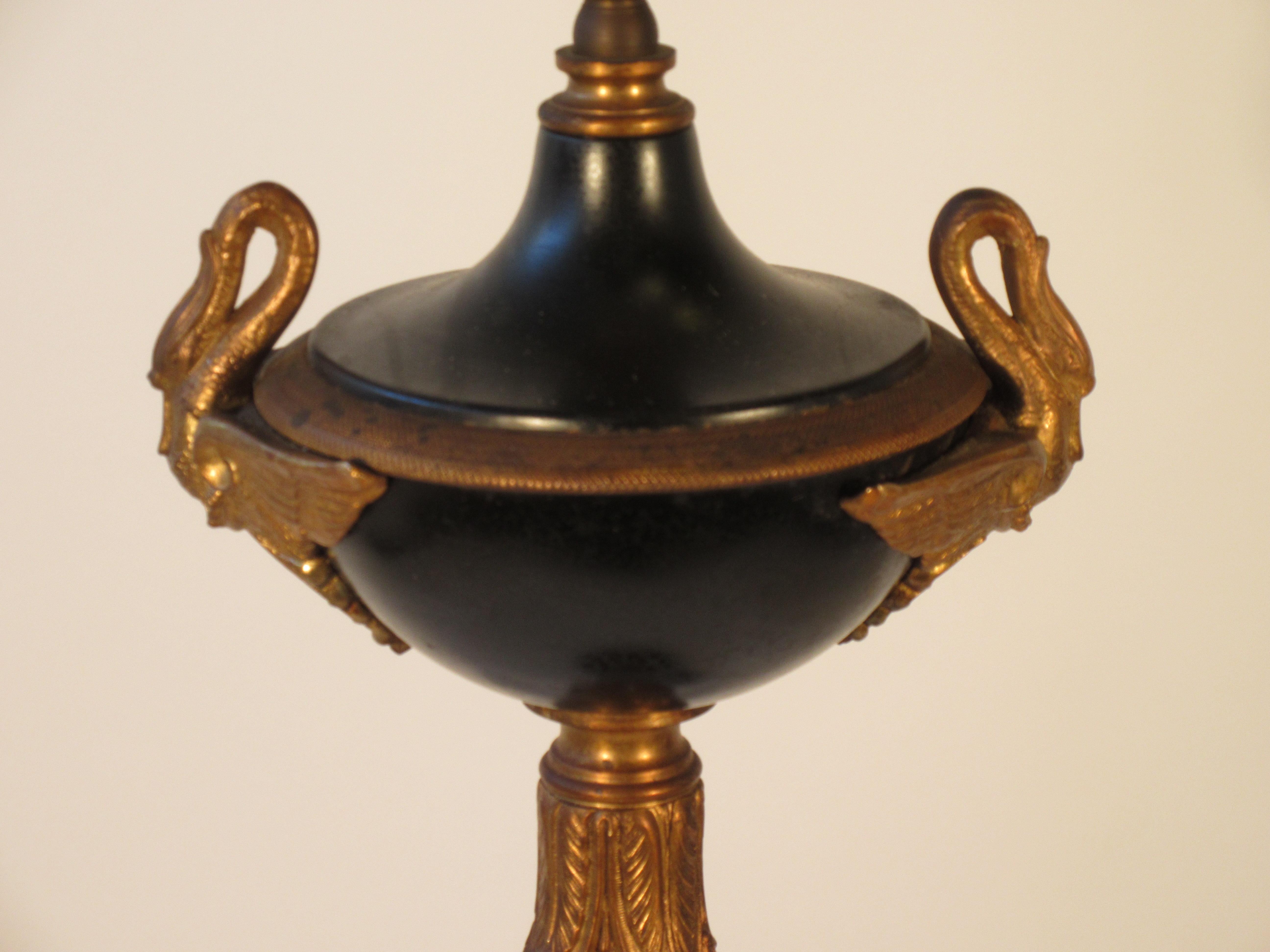 Pair of 1950s Tole Lamps with Brass Accents In Good Condition For Sale In Tarrytown, NY