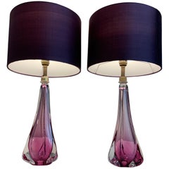 Paire de lampes de table Val St Lambert des années 1950 en verre soufflé à la main violet avec abat-jour