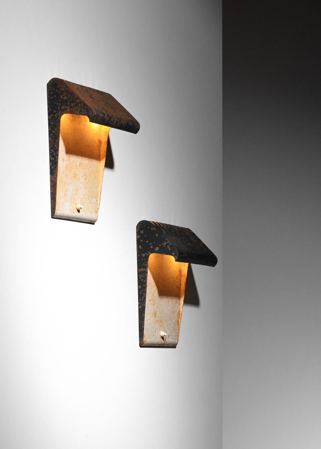 French Pair of 1950s wall lights attributed to Atelier Guilux Paris For Sale