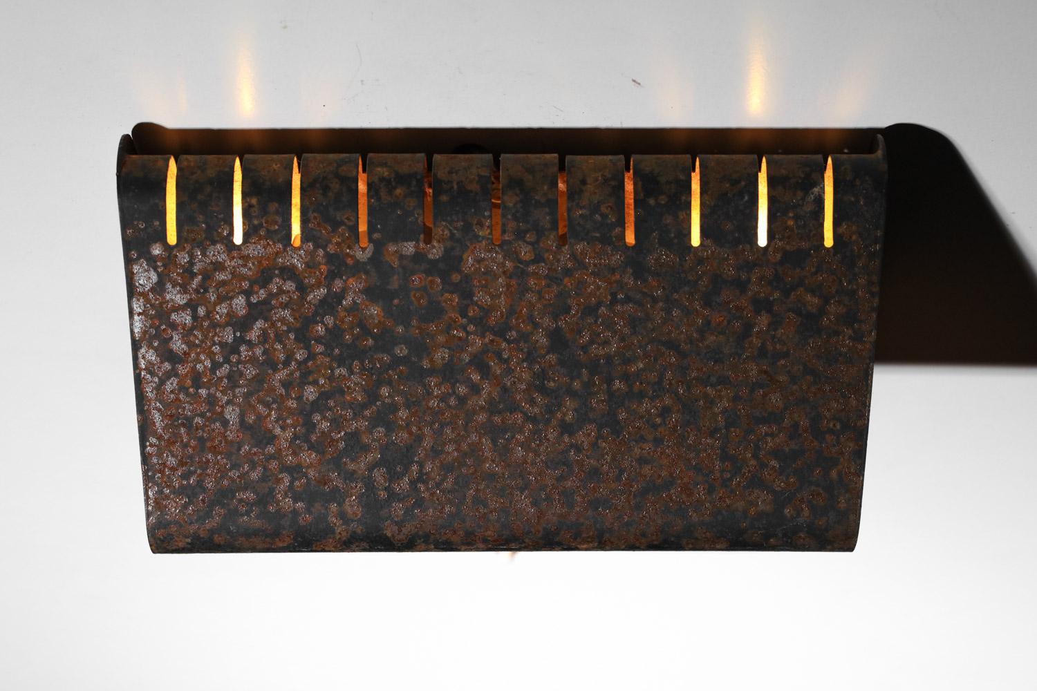 Metal Pair of 1950s wall lights attributed to Atelier Guilux Paris For Sale