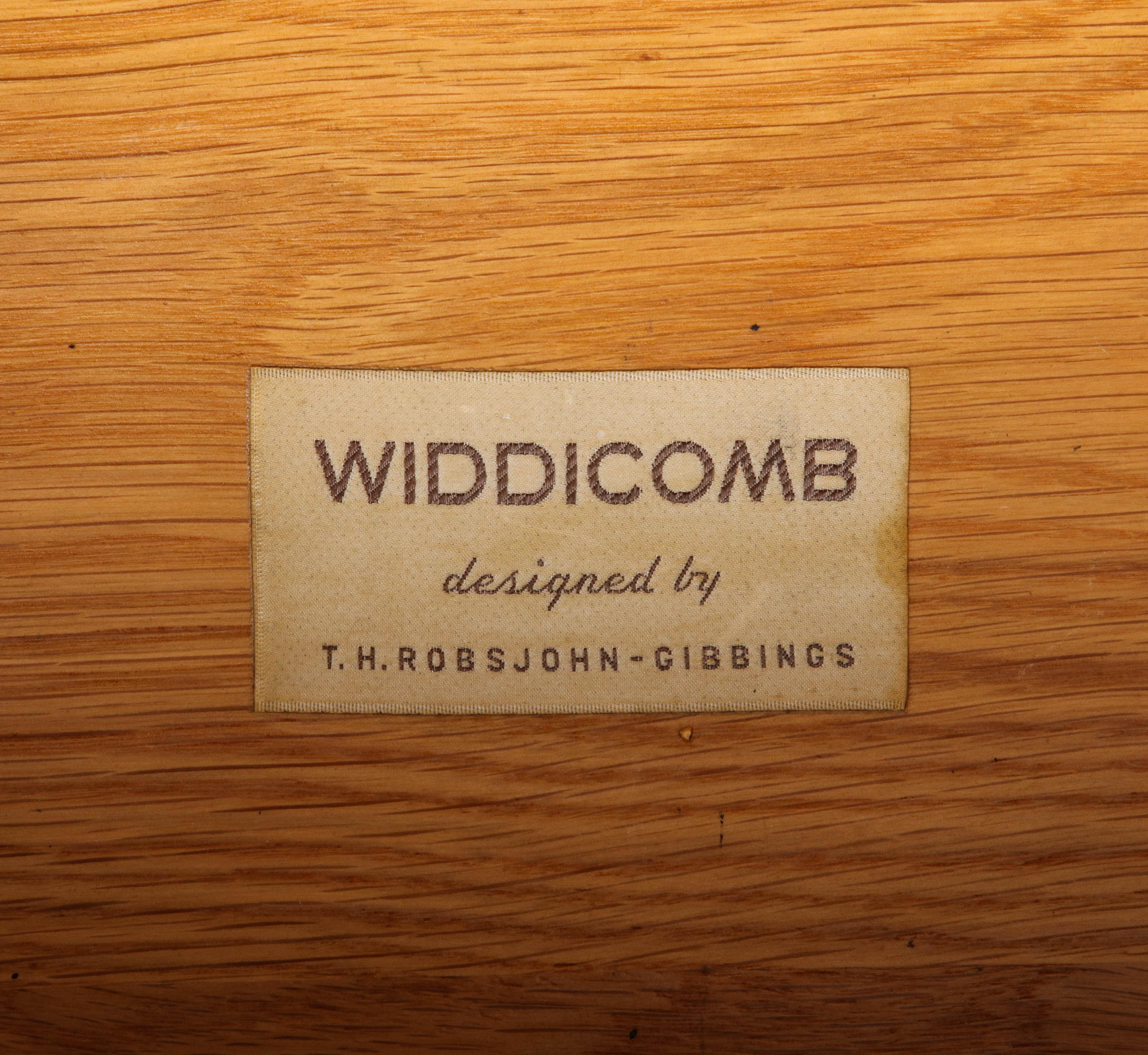 Paar Nachttische oder Beistelltische aus Nussbaumholz aus den 1950er Jahren, Robsjohn-Gibbings für Widdicomb im Angebot 3