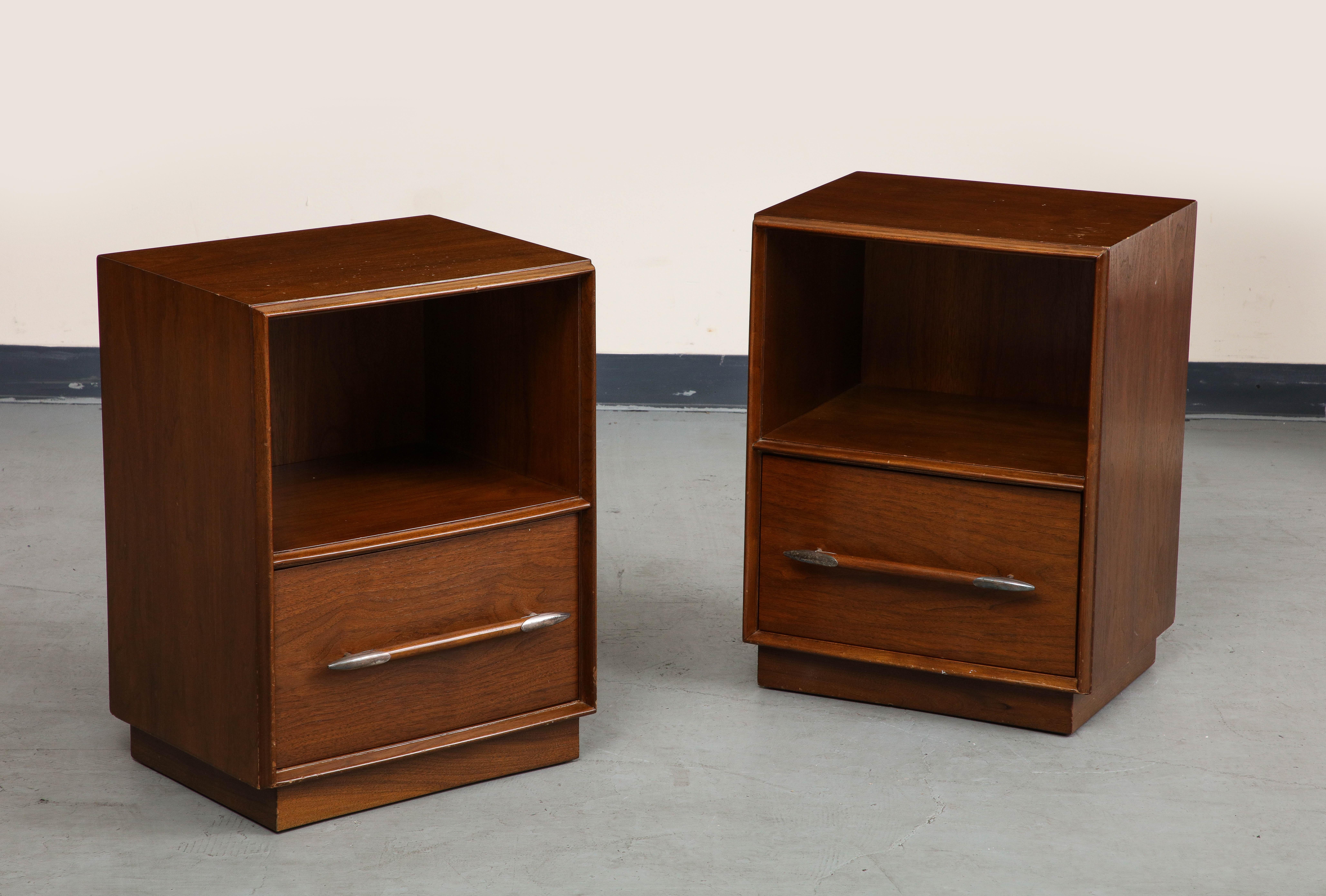 American Pair of 1950s Walnut Nightstands or End Tables, Robsjohn-Gibbings for Widdicomb For Sale