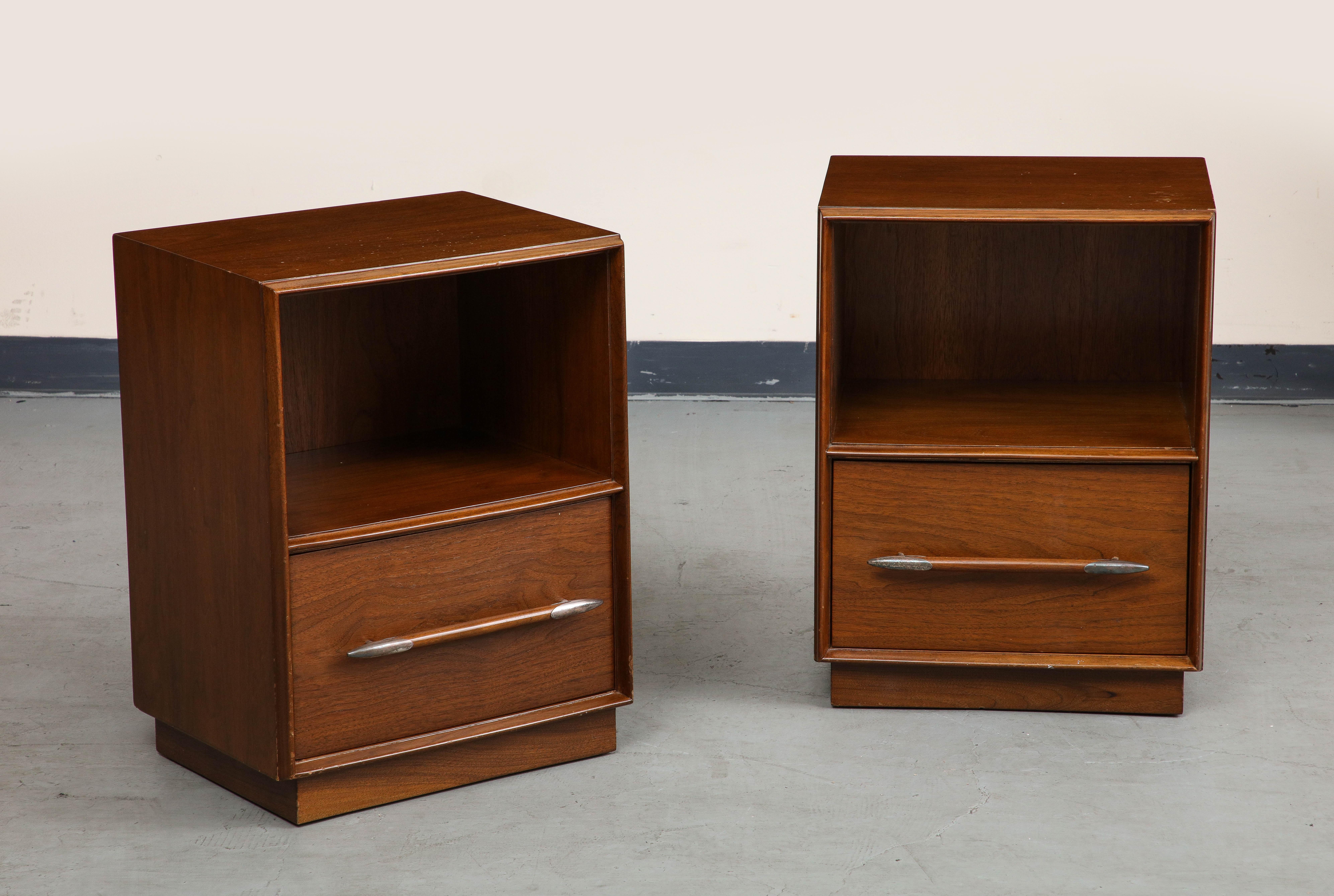 Pair of 1950s Walnut Nightstands or End Tables, Robsjohn-Gibbings for Widdicomb In Good Condition For Sale In Chicago, IL