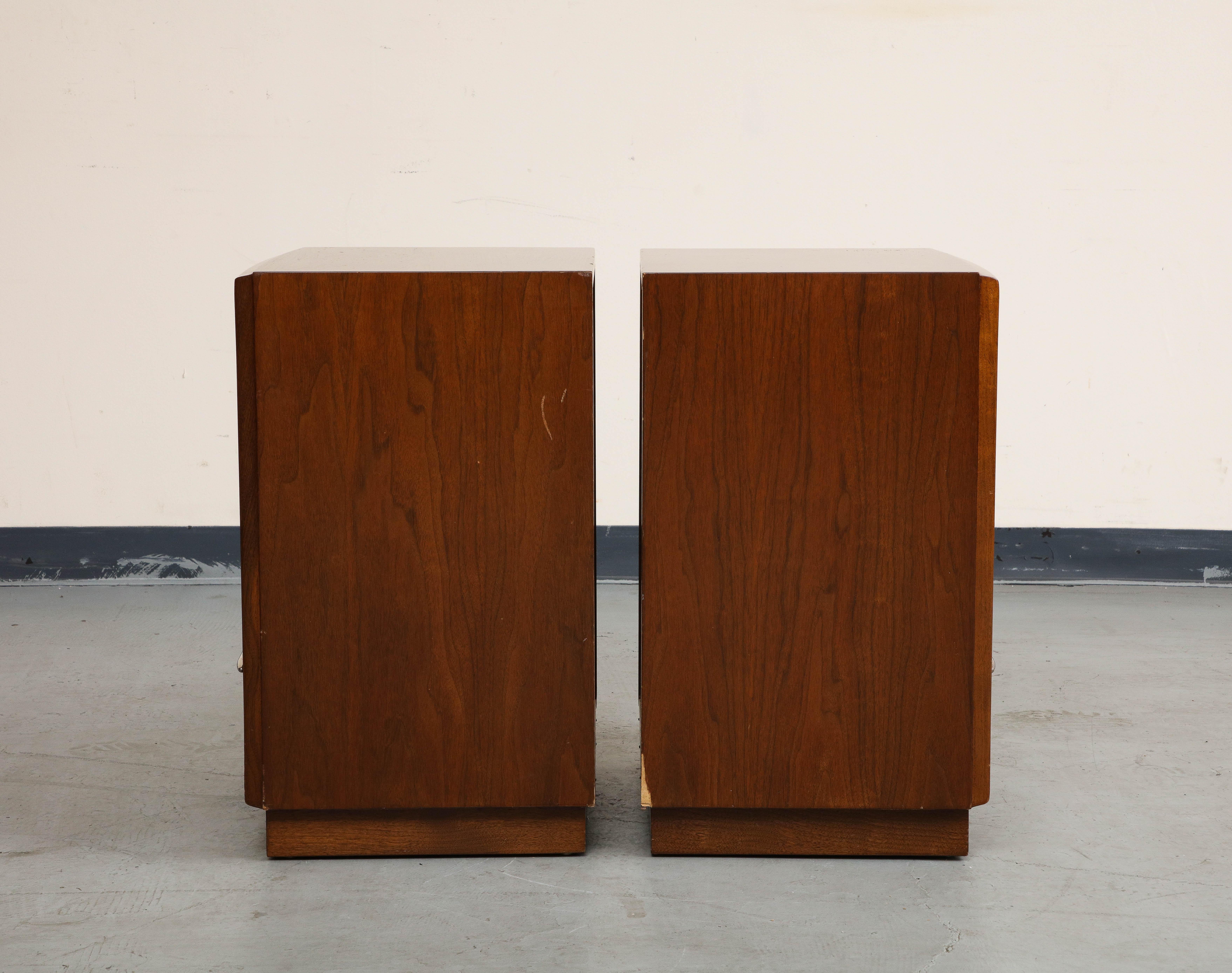 Mid-20th Century Pair of 1950s Walnut Nightstands or End Tables, Robsjohn-Gibbings for Widdicomb For Sale
