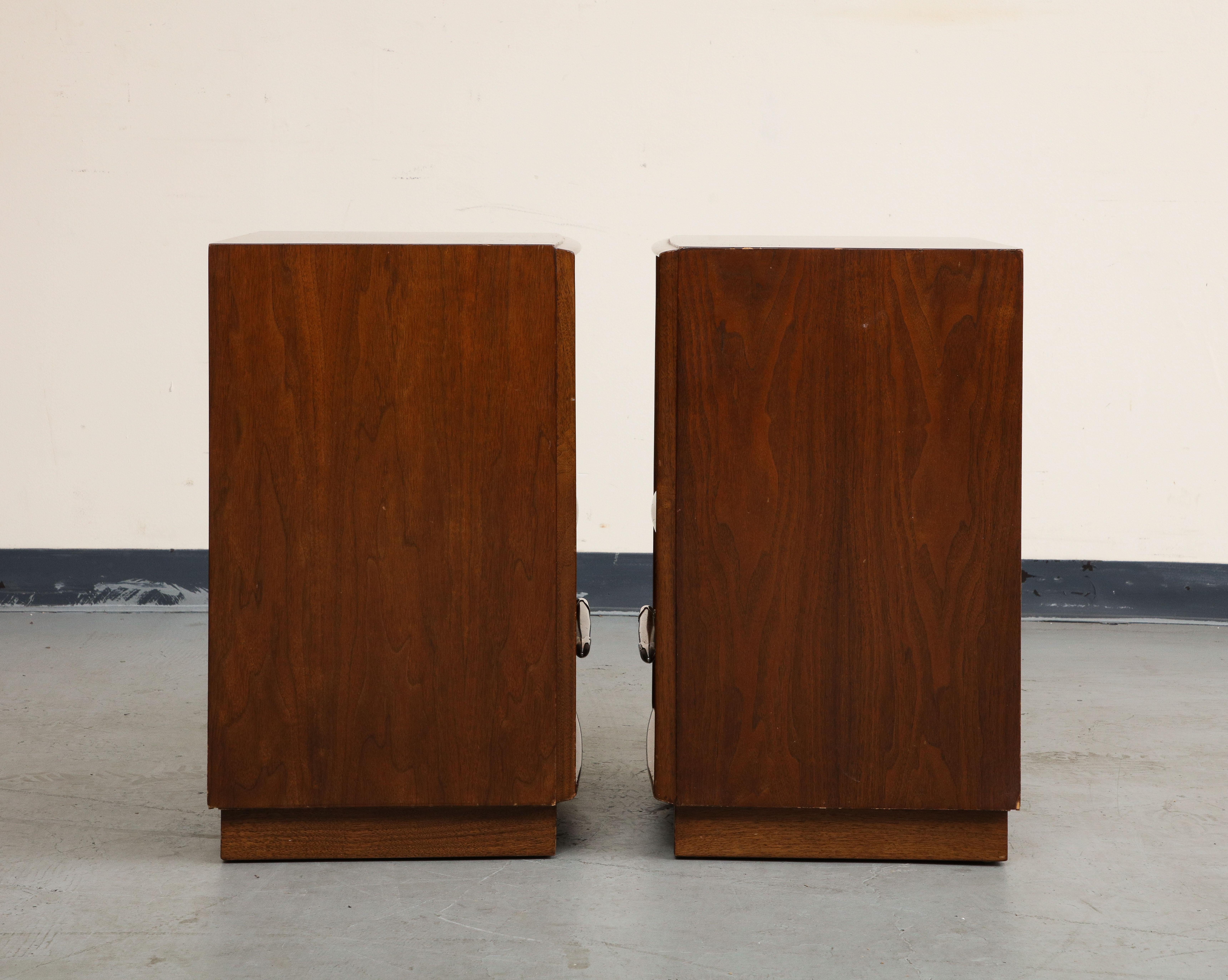 Pair of 1950s Walnut Nightstands or End Tables, Robsjohn-Gibbings for Widdicomb For Sale 1