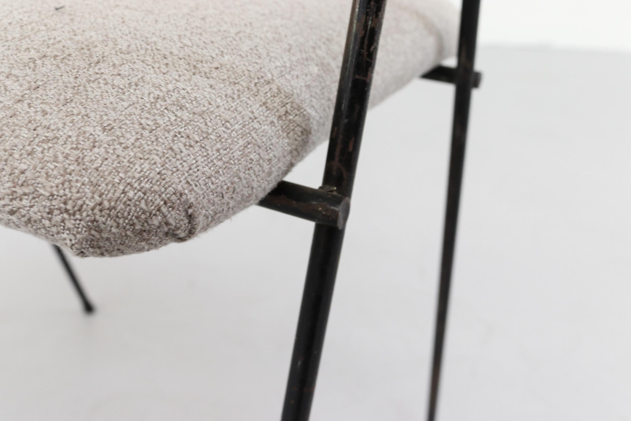 Paire de tabourets en métal noir du milieu du siècle, recouverts d'un nouveau tissu gris et blanc Off-White en vente 6