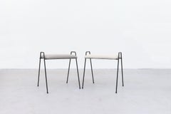 Pareja de taburetes negros de mediados de siglo con estructura de alambre y tela nueva en blanco roto y gris