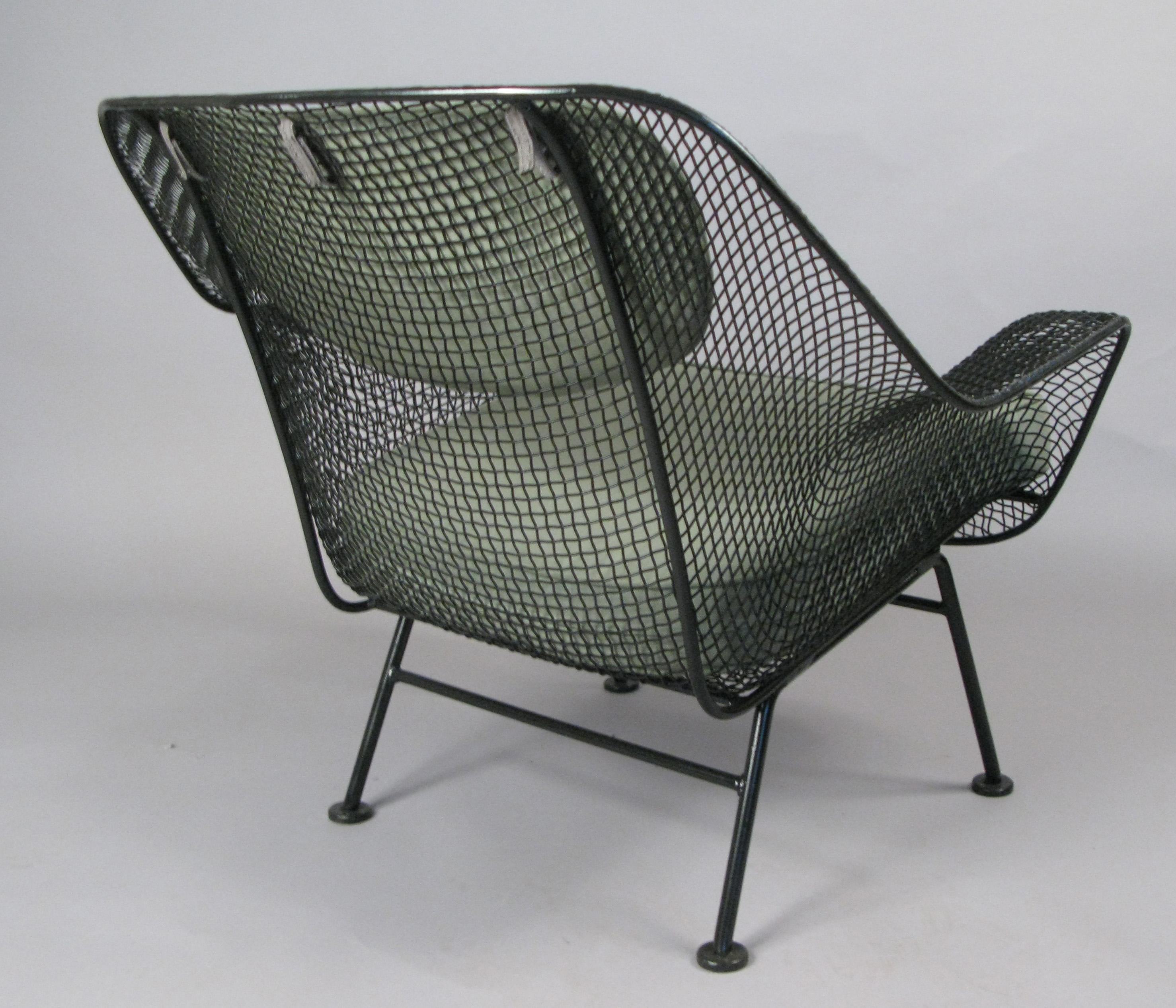 Ein Paar Woodard Sculptura Lounge Stühle mit Kissen aus den 1950er Jahren im Zustand „Gut“ in Hudson, NY