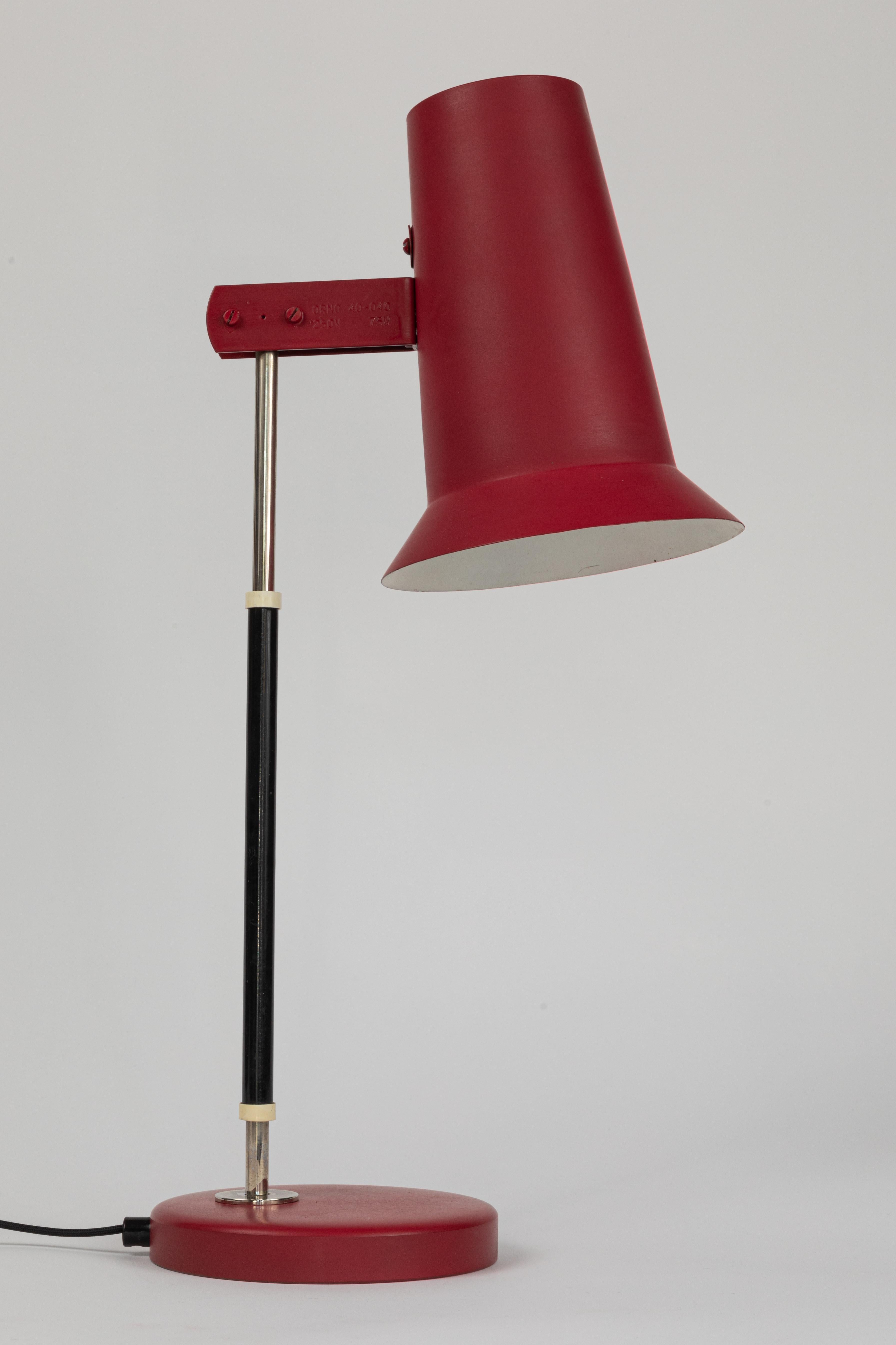 Paire de lampes de bureau rouges Yki Nummi, Series 40-040 des années 1960 pour Stockmann-Orno en vente 3