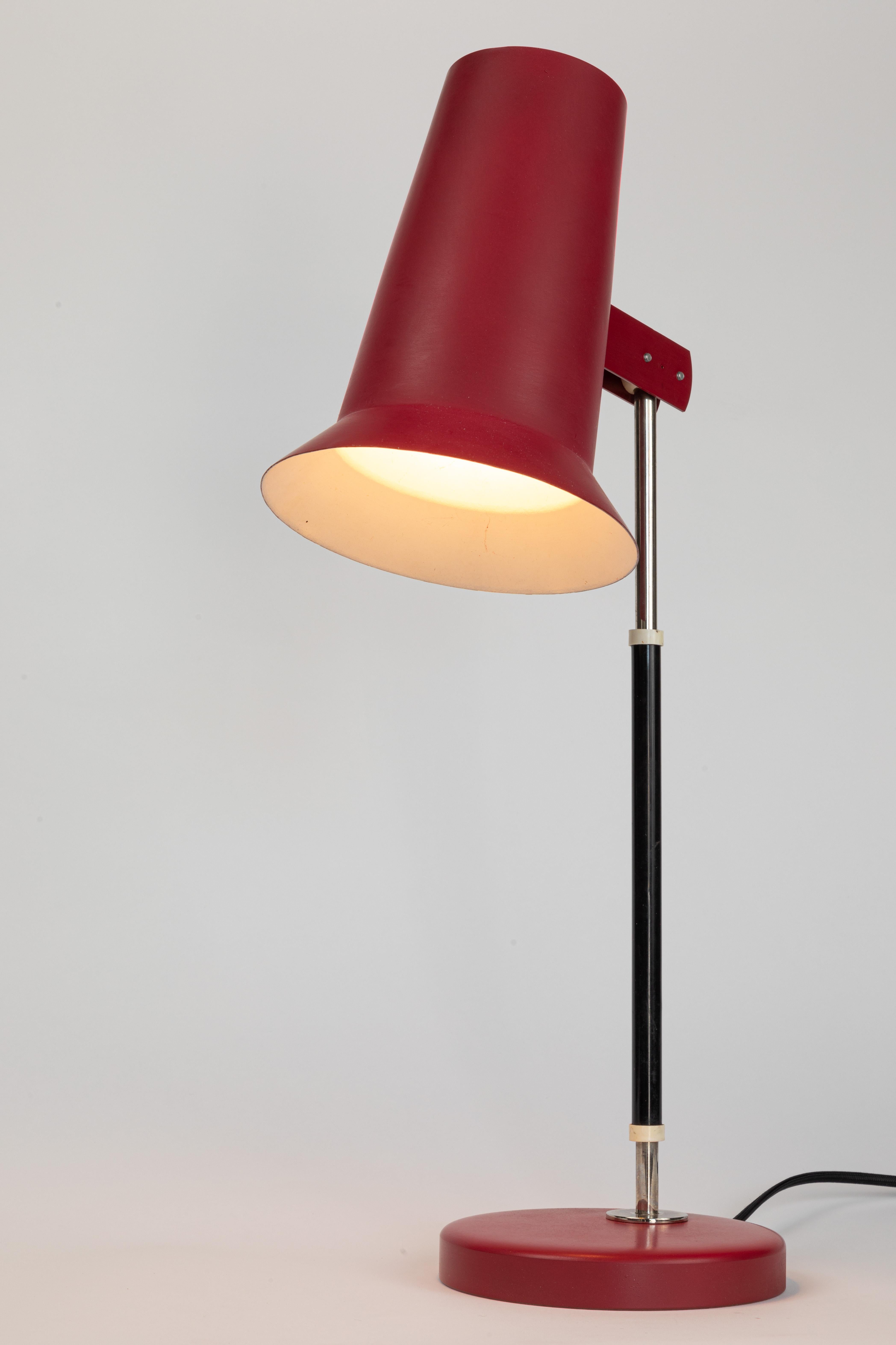 Finlandese Coppia di lampade da tavolo rosse Yki Nummi Serie 40-040 del 1960 per Orno Stockmann in vendita