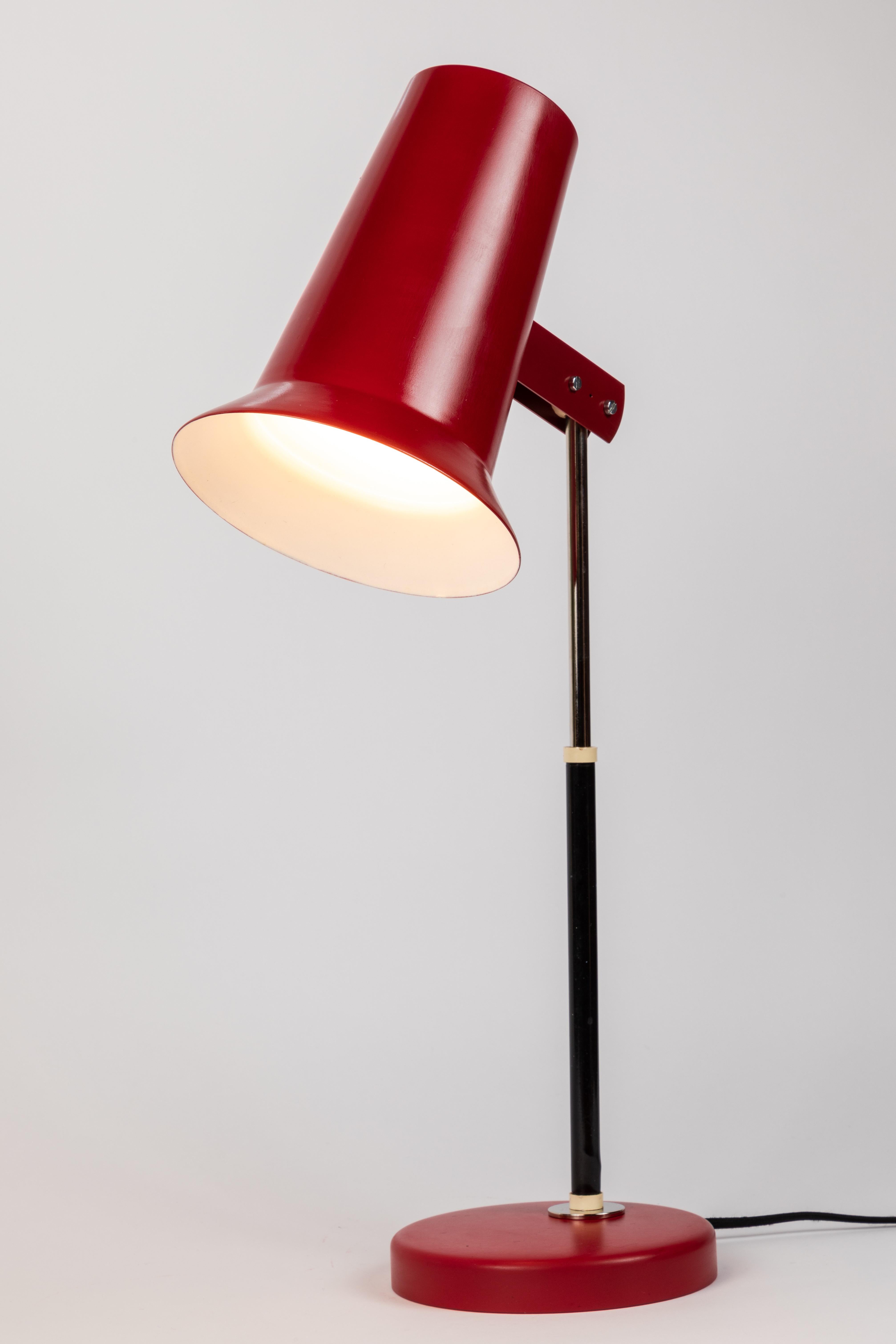 Pair of 1960s Yki Nummi Series 40-040 Red Table Lamps for Stockman Orno In Good Condition In Glendale, CA