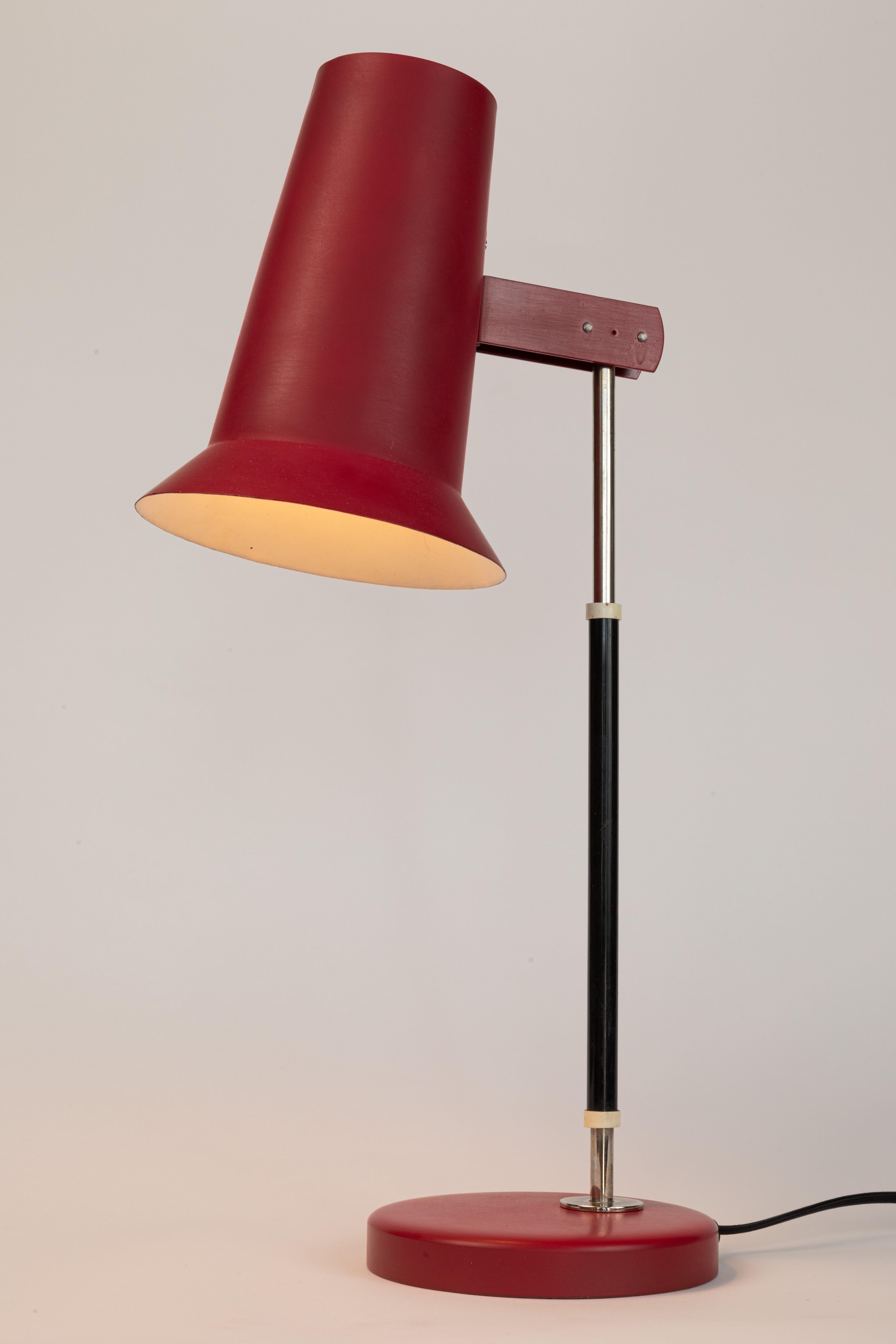 Finlandais Paire de lampes de bureau rouges Yki Nummi, Series 40-040 des années 1960 pour Stockmann-Orno en vente