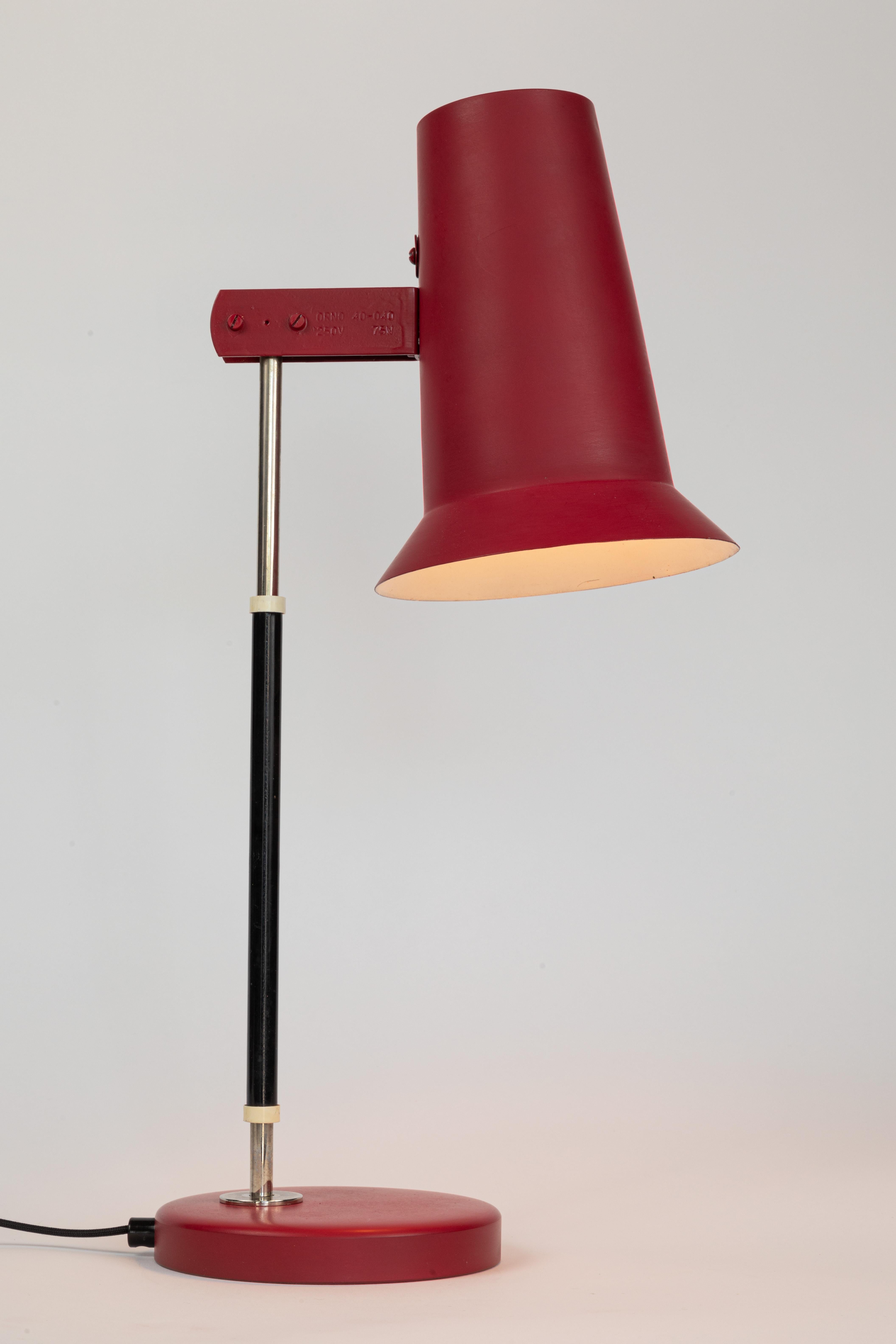Paire de lampes de bureau rouges Yki Nummi, Series 40-040 des années 1960 pour Stockmann-Orno en vente 1