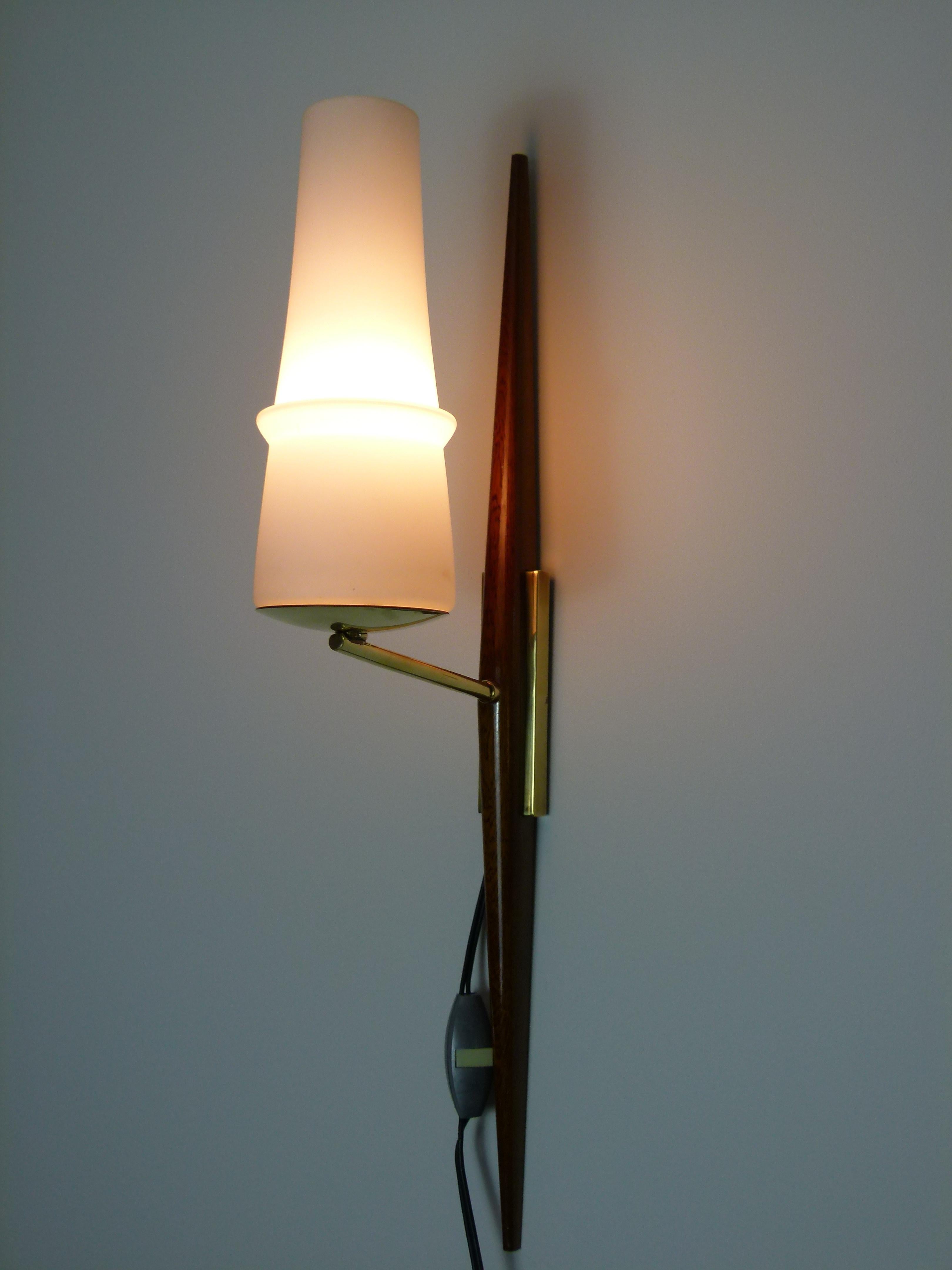 Pair of 1955s Teak and Brass Sconces by Maison Lunel In Excellent Condition In Saint-Ouen, FR