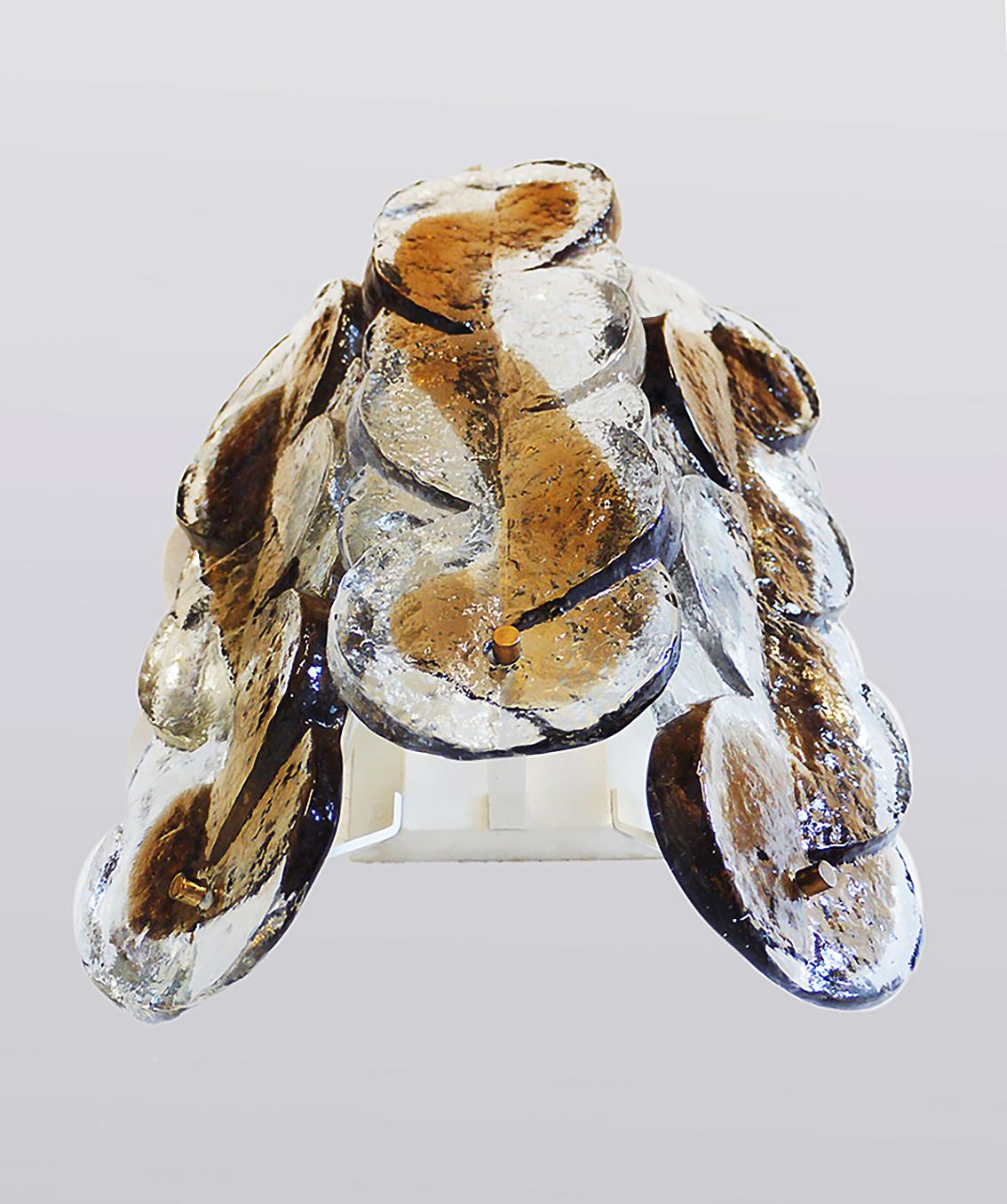 Fait main Paire d'appliques murales en verre ambré et laiton de Murano avec tourbillons d'agrumes Kalmar Autriche 1960