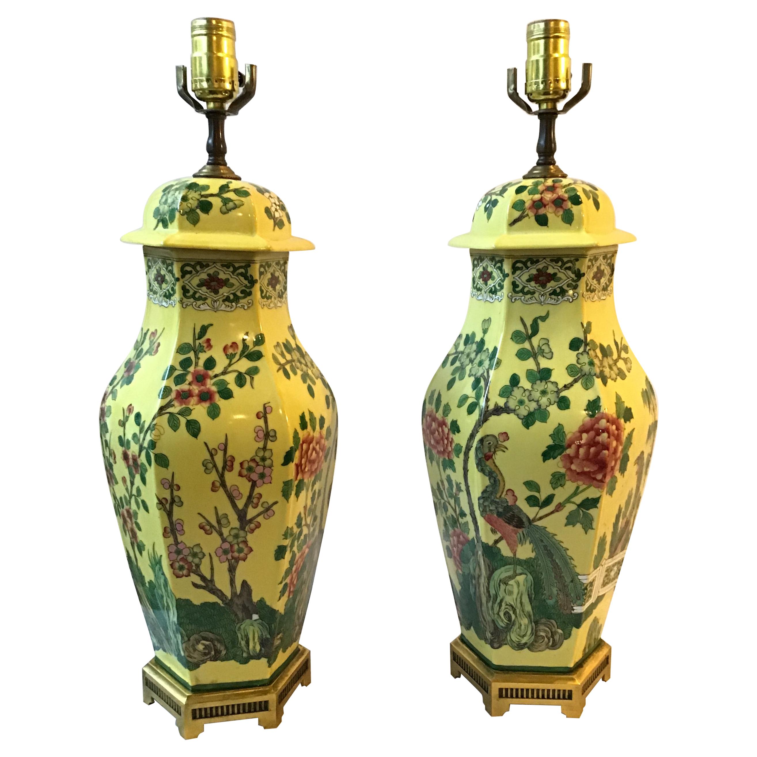 Coppia di lampade da tavolo a forma di pavone in ceramica dipinta a mano degli anni '60 su basi in ottone