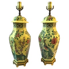 Paire de lampes de table paons en céramique peinte à la main des années 1960:: sur socle en laiton
