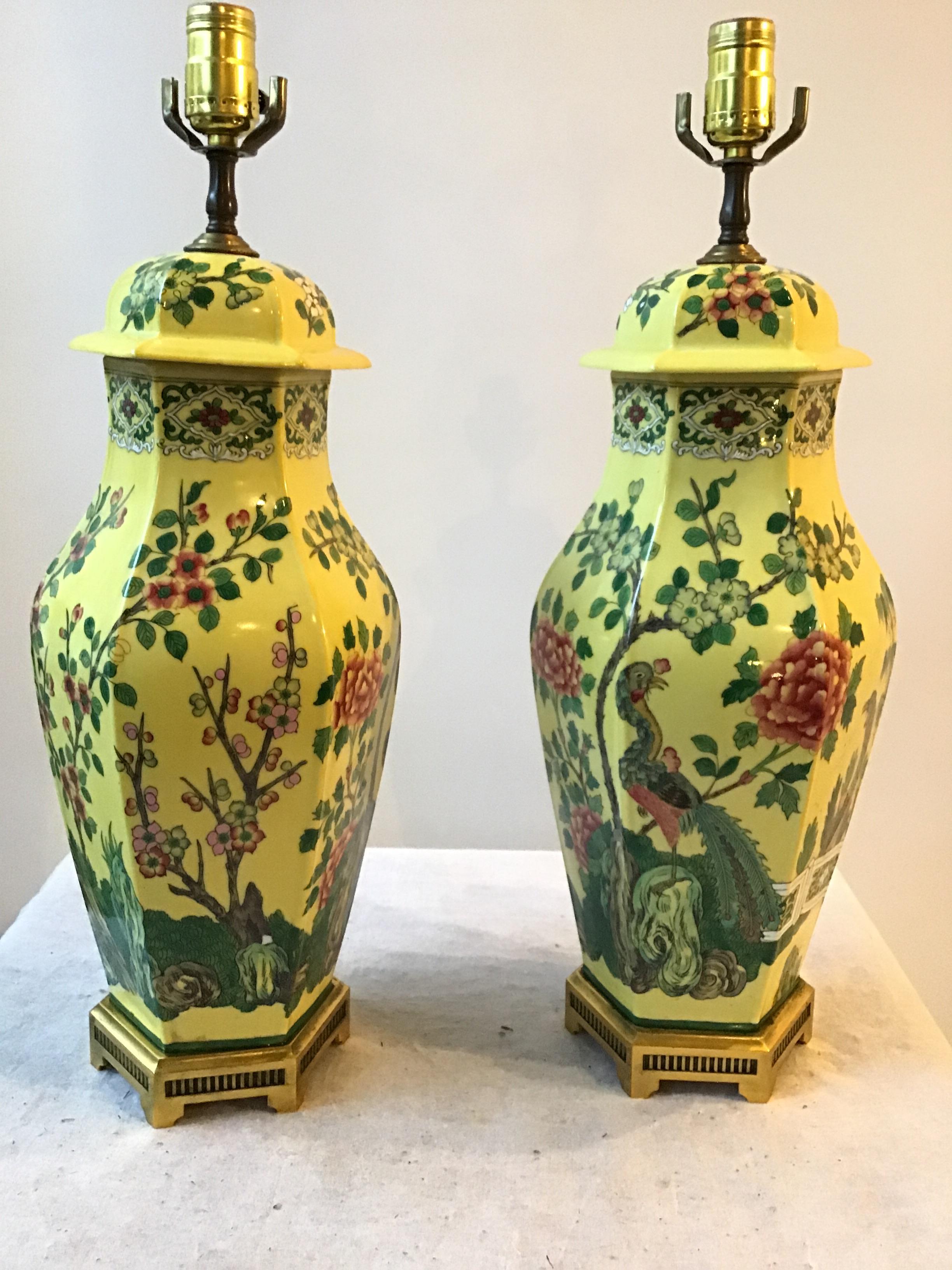Paar handbemalte Keramik aus den 1960er Jahren  pfauen-Tischlampen auf Messingsockeln.