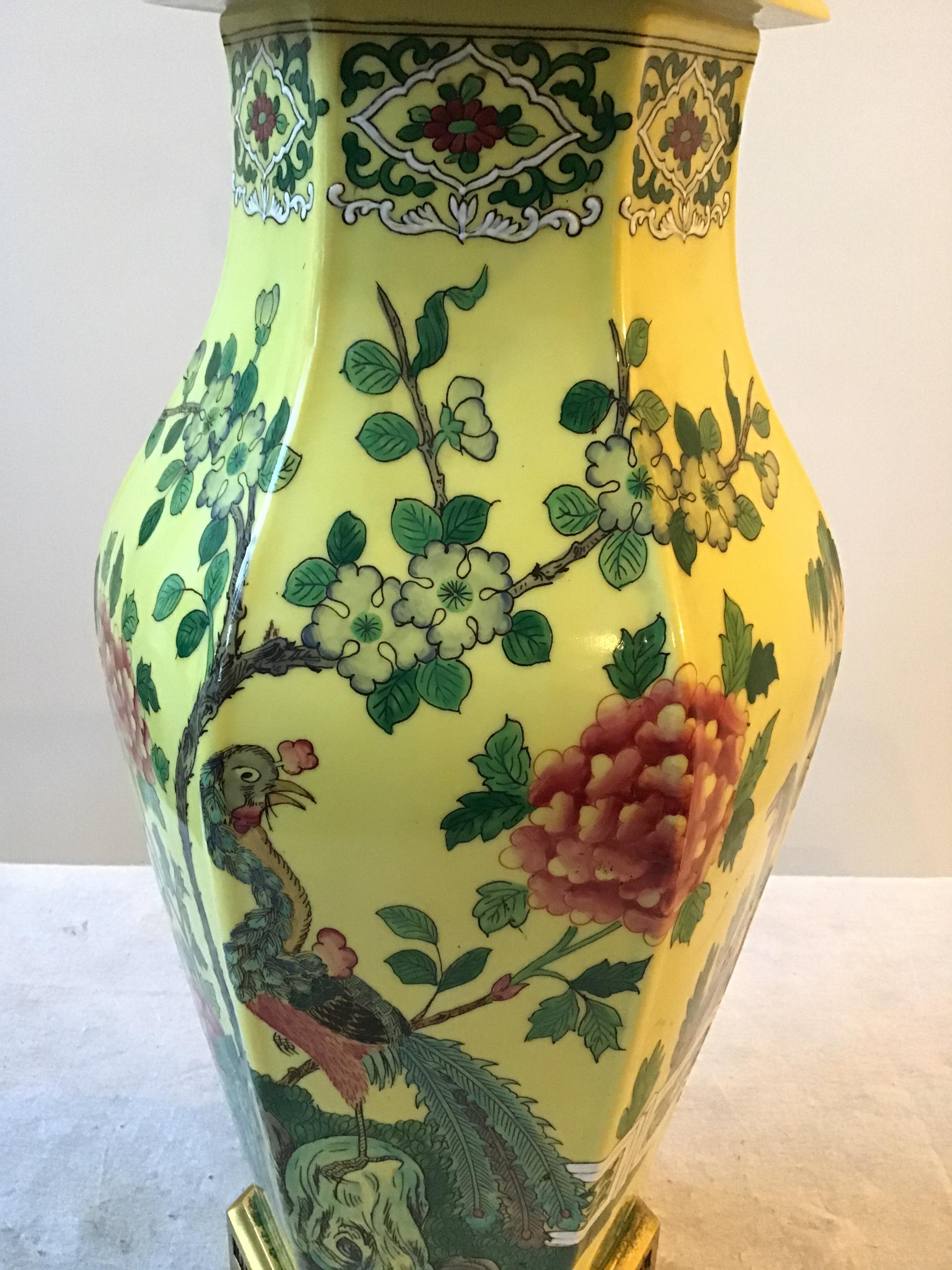 Milieu du XXe siècle Paire de lampes de table paons en céramique peinte à la main des années 1960:: sur socle en laiton en vente