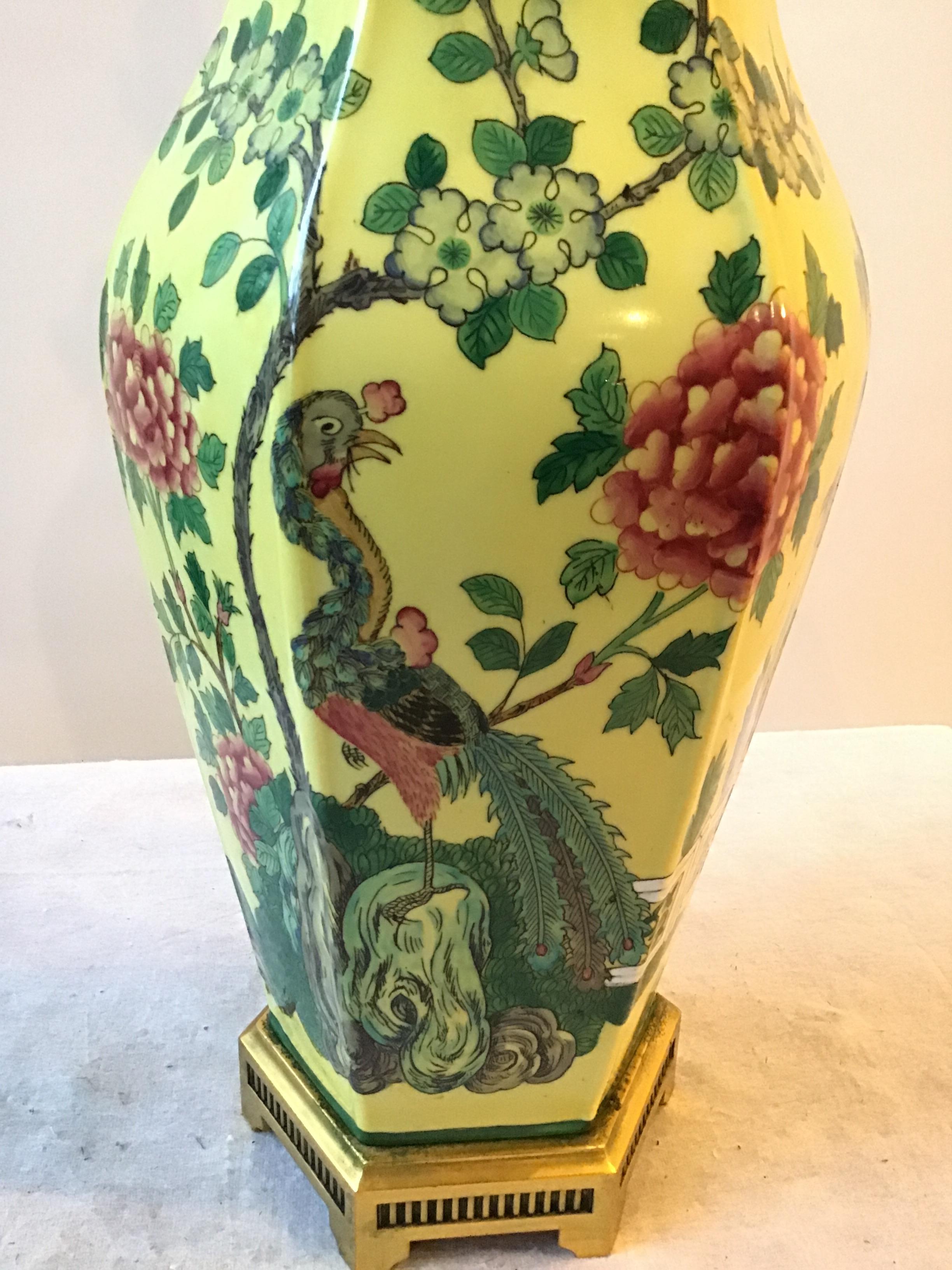 Laiton Paire de lampes de table paons en céramique peinte à la main des années 1960:: sur socle en laiton en vente