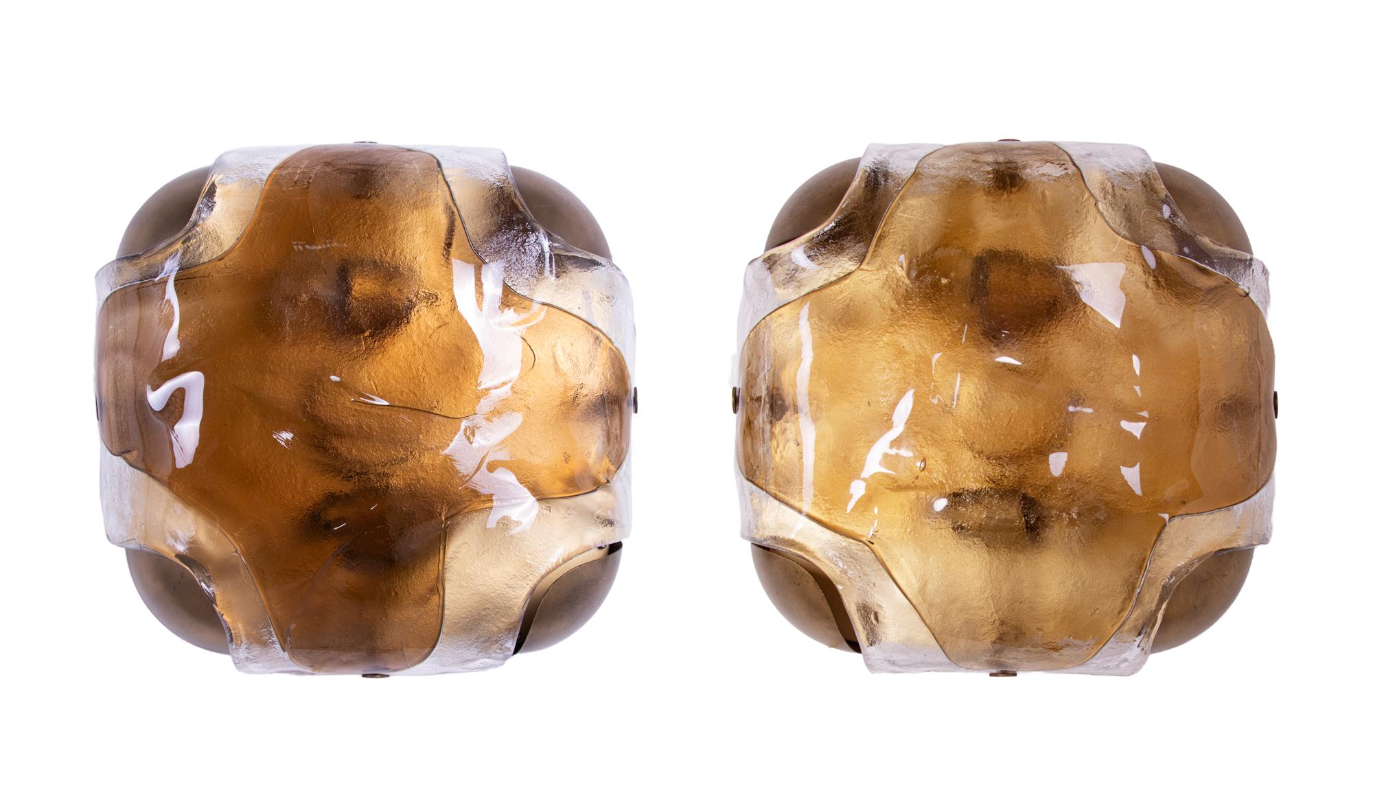 Elegante coppia di luci da parete e da incasso realizzate in spesso vetro di Murano su una struttura in ottone. Una gemma dell'epoca. Con questa luce puoi dare un'impronta chiara al tuo design d'interni. Un vero e proprio colpo d'occhio anche se non
