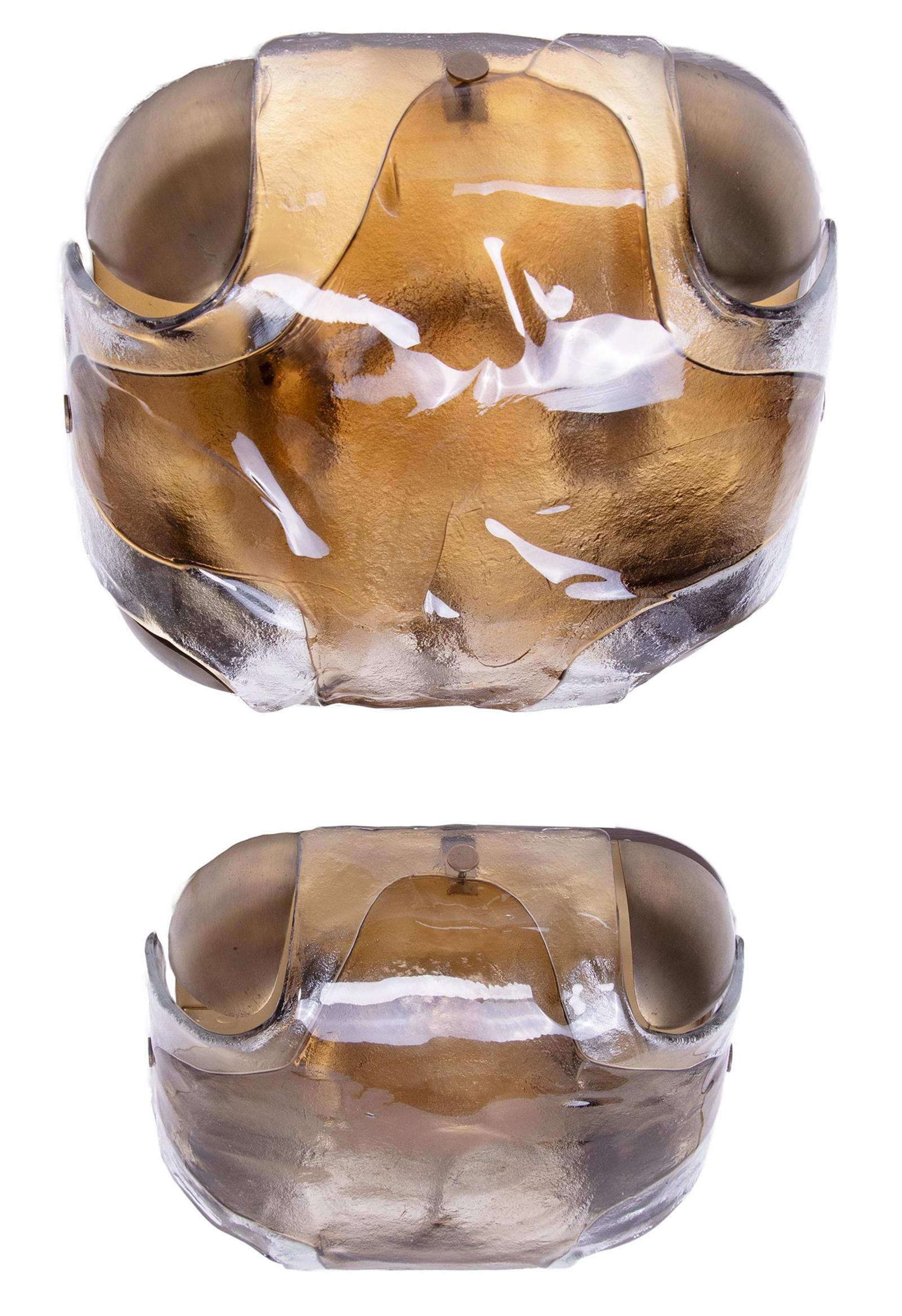 Mid-Century moderno Coppia di lampade da incasso/applique in vetro e ottone Kaiser Amber Murano del 1960 in vendita