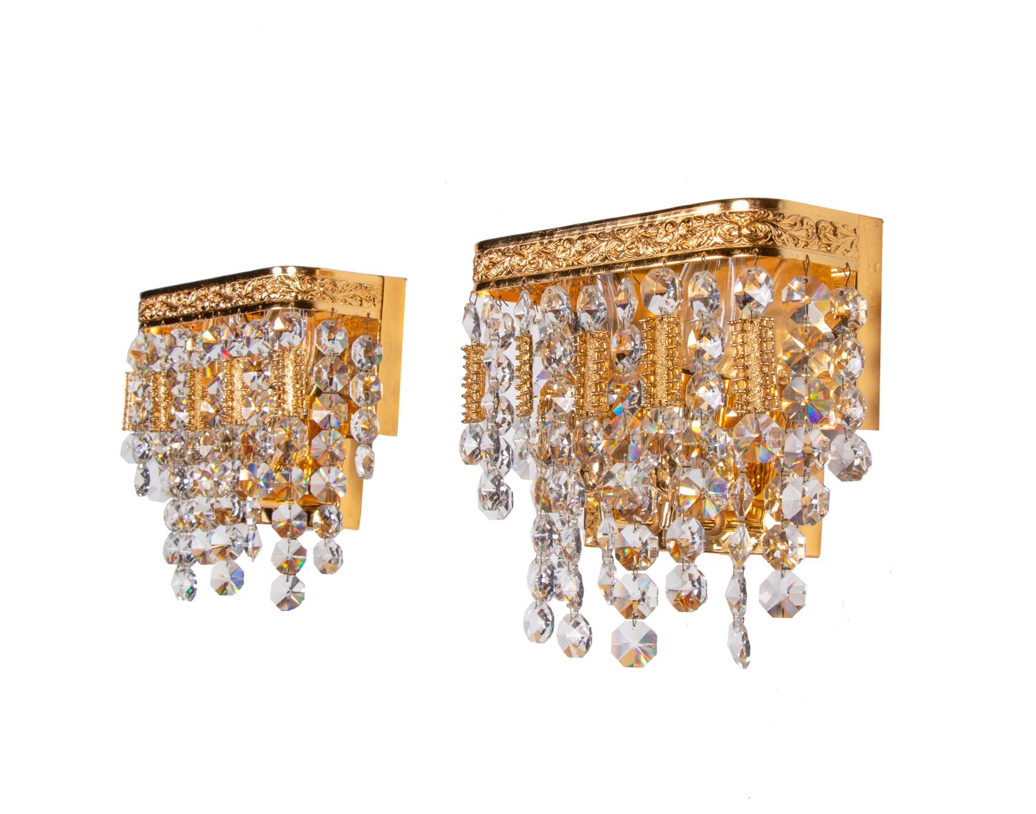 Elegant pair of wall sconces with a gold-plated brass frame and Swarovski crystals. These lamps have an incomparable unique character. A touch of luxury fills the room. Manufactured by Palwa (Palme & Walter), Germany in the 1960s. 

Manufacturer: