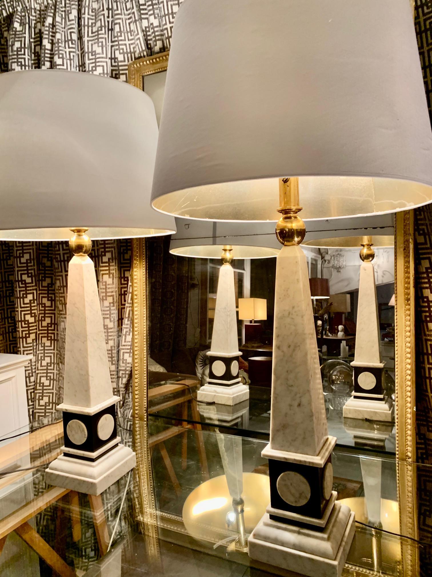 Zwei große Obelik-Tischlampen aus Marmor und Stein aus dem Jahr 1960 im Zustand „Gut“ im Angebot in Madrid, ES