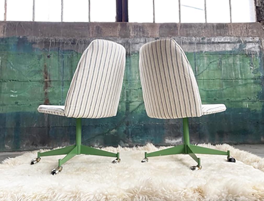 Mid-Century Modern Pair of 1960s Accent Side Office Rolling Chairs With Green Metal Base With Caste For Sale