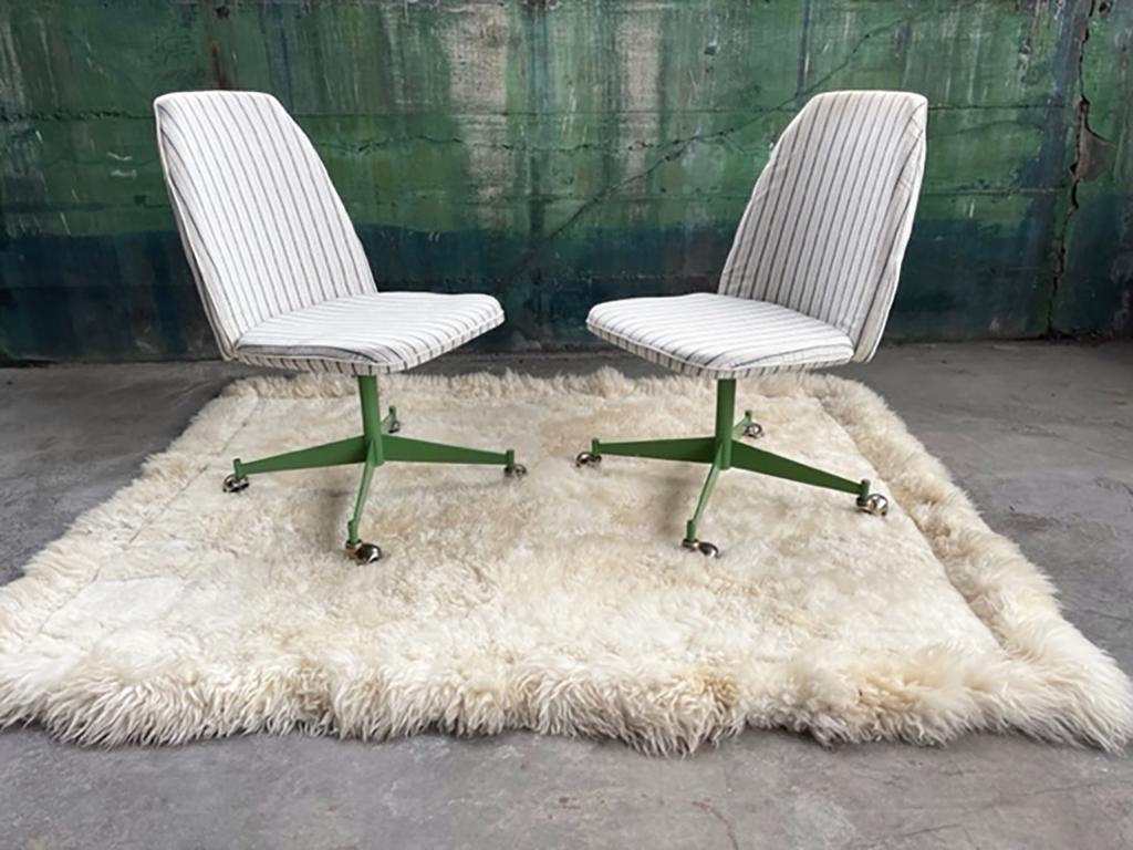 American Pair of 1960s Accent Side Office Rolling Chairs With Green Metal Base With Caste For Sale