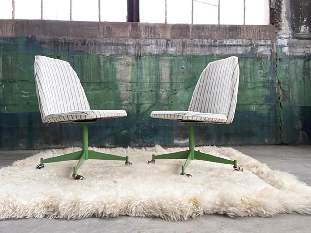 Pair of 1960s Accent Side Office Rolling Chairs With Green Metal Base With Caste In Good Condition For Sale In Madison, WI