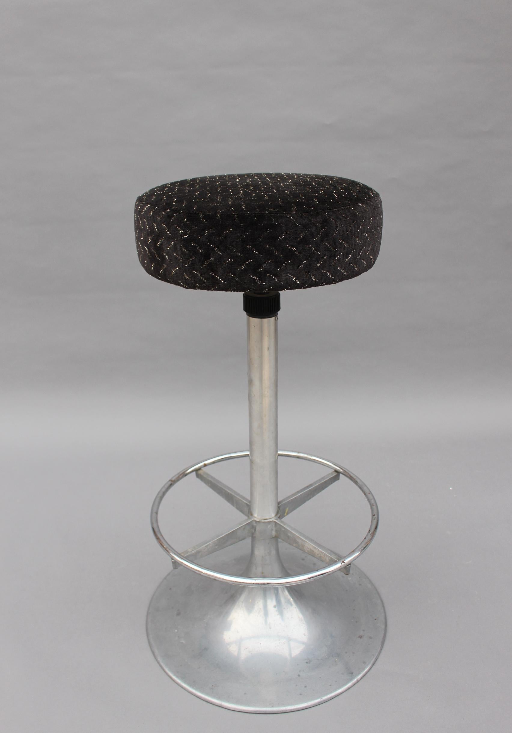 Mid-Century Modern Paire de tabourets de bar en aluminium des années 1960 en vente