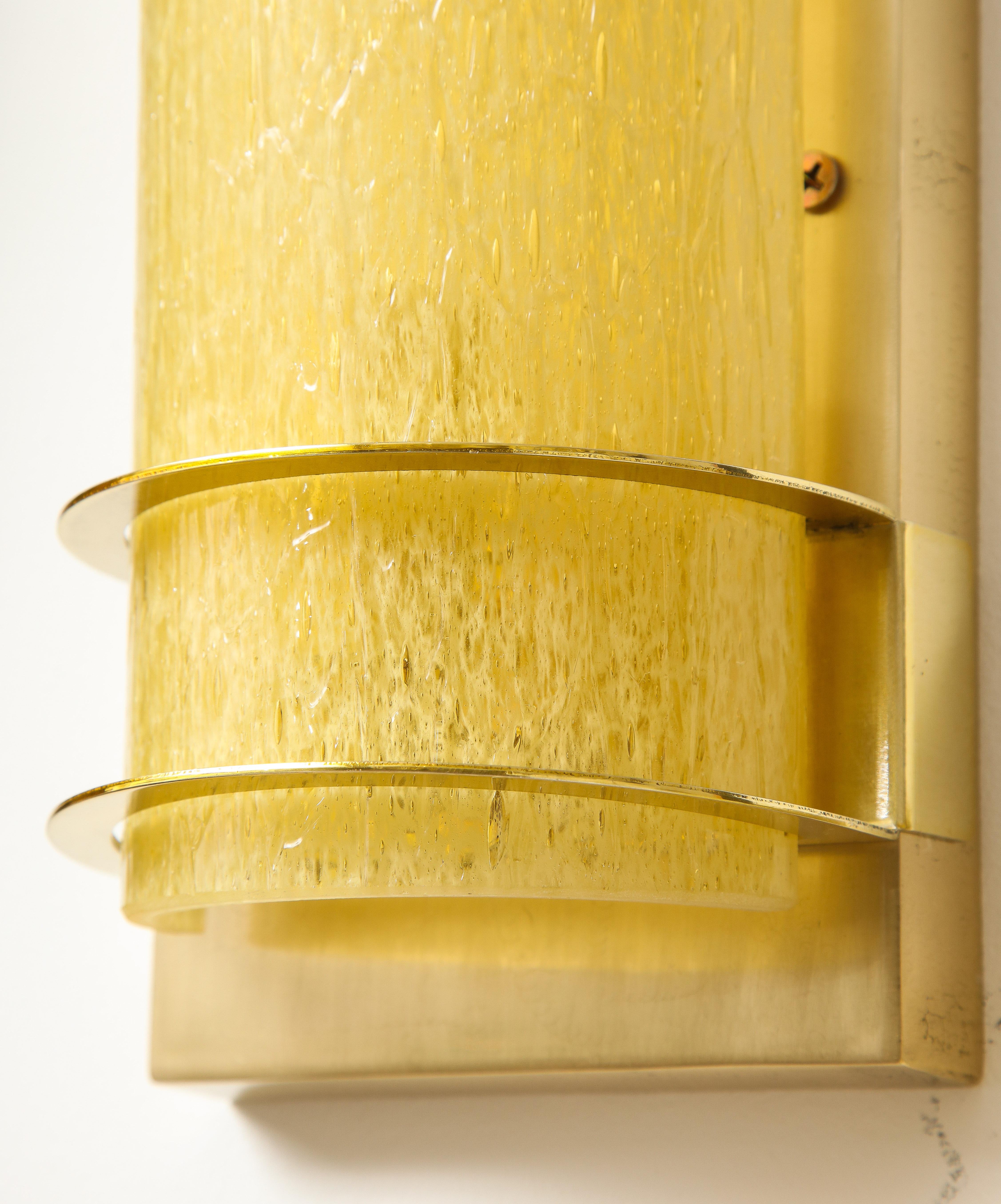 Allemand Paire d'appliques en verre ambré des années 1960 par Doria Leutchen en vente