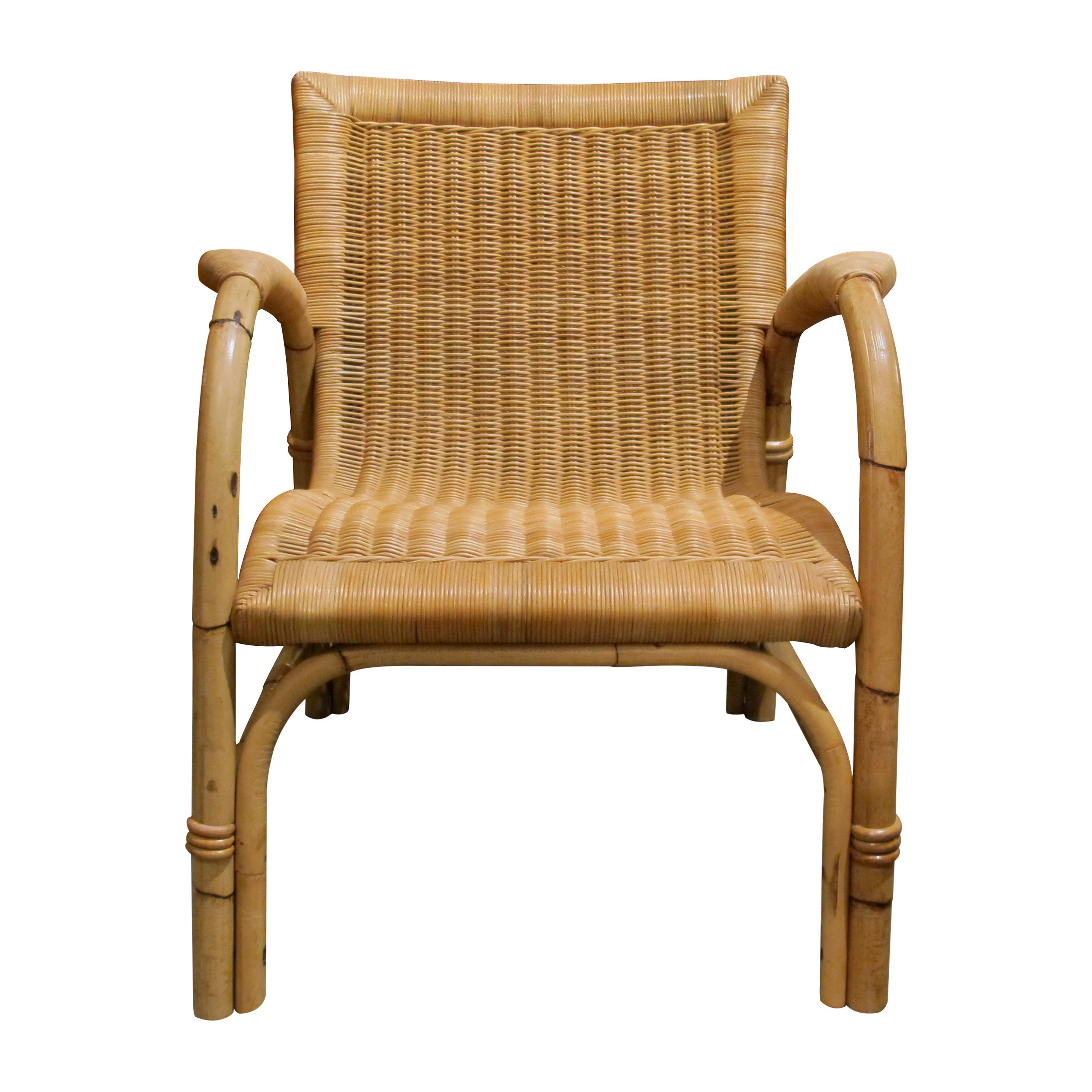 Questa elegante coppia di poltrone in rattan e bambù, prodotte da Arco in Germania negli anni '60, conserva l'etichetta originale Arco. Ogni sedia presenta una scultorea struttura ricurva abbinata a una seduta e a uno schienale in vimini finemente