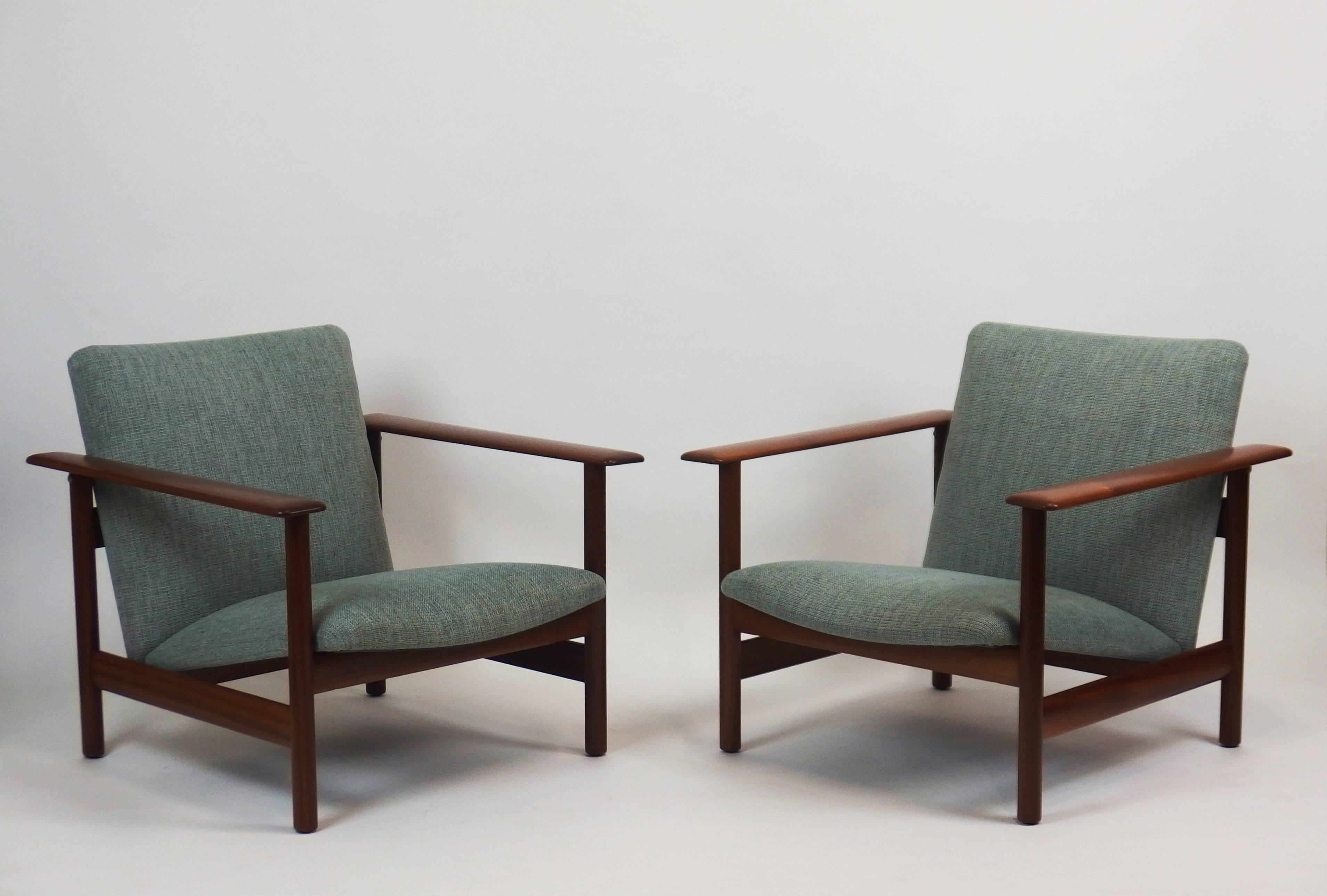 A pair of comfortable and elegant armchairs with reupholstered backs and seats in a large mahogany structure.
These armchairs were probably designed by Gilbert Steiner in the 1960s for Steiner editions.
Seats height: 13.38in.