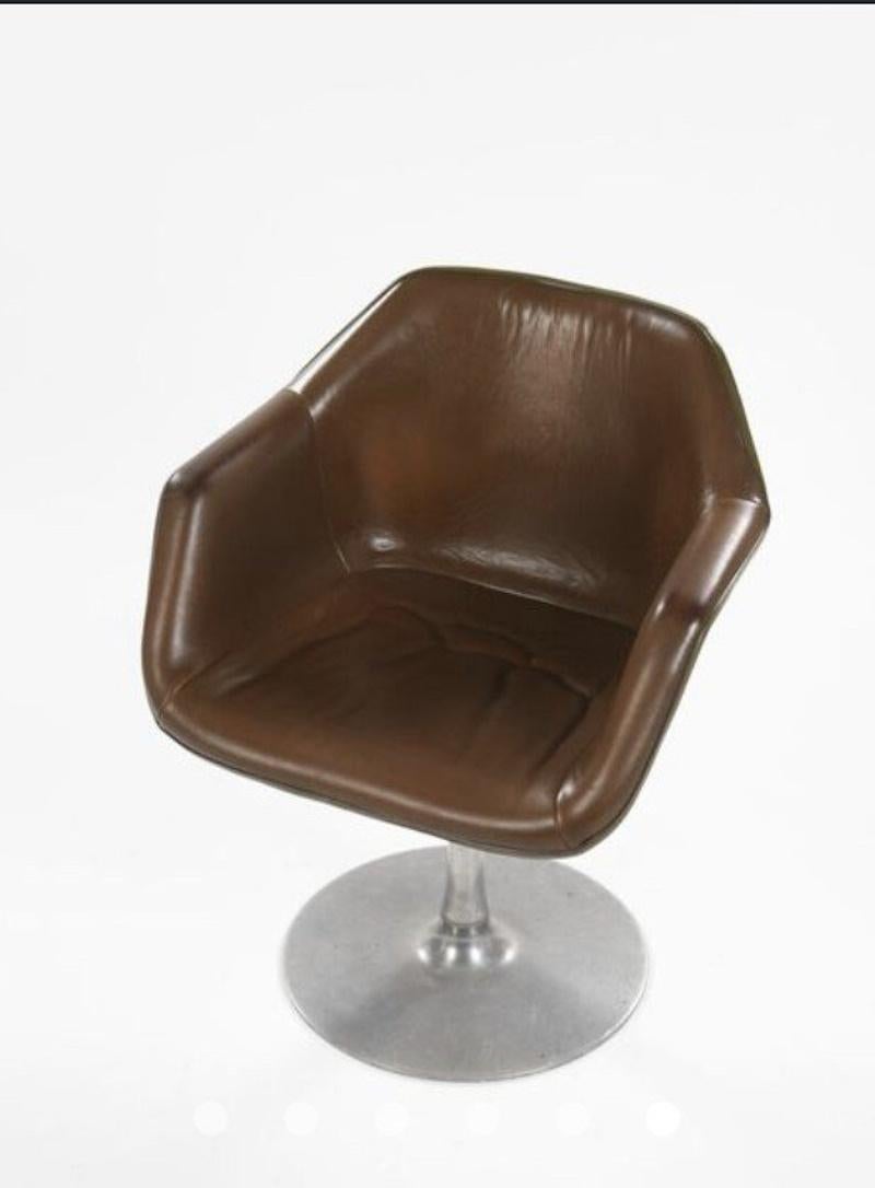 Pair of 1960s armchairs, Design by Robin Day.

Pair of aluminium and brown leather swivel armchairs by Robin Day, 1960, Hille edition.

h: 76cm, w: 63cm, d: 53cm