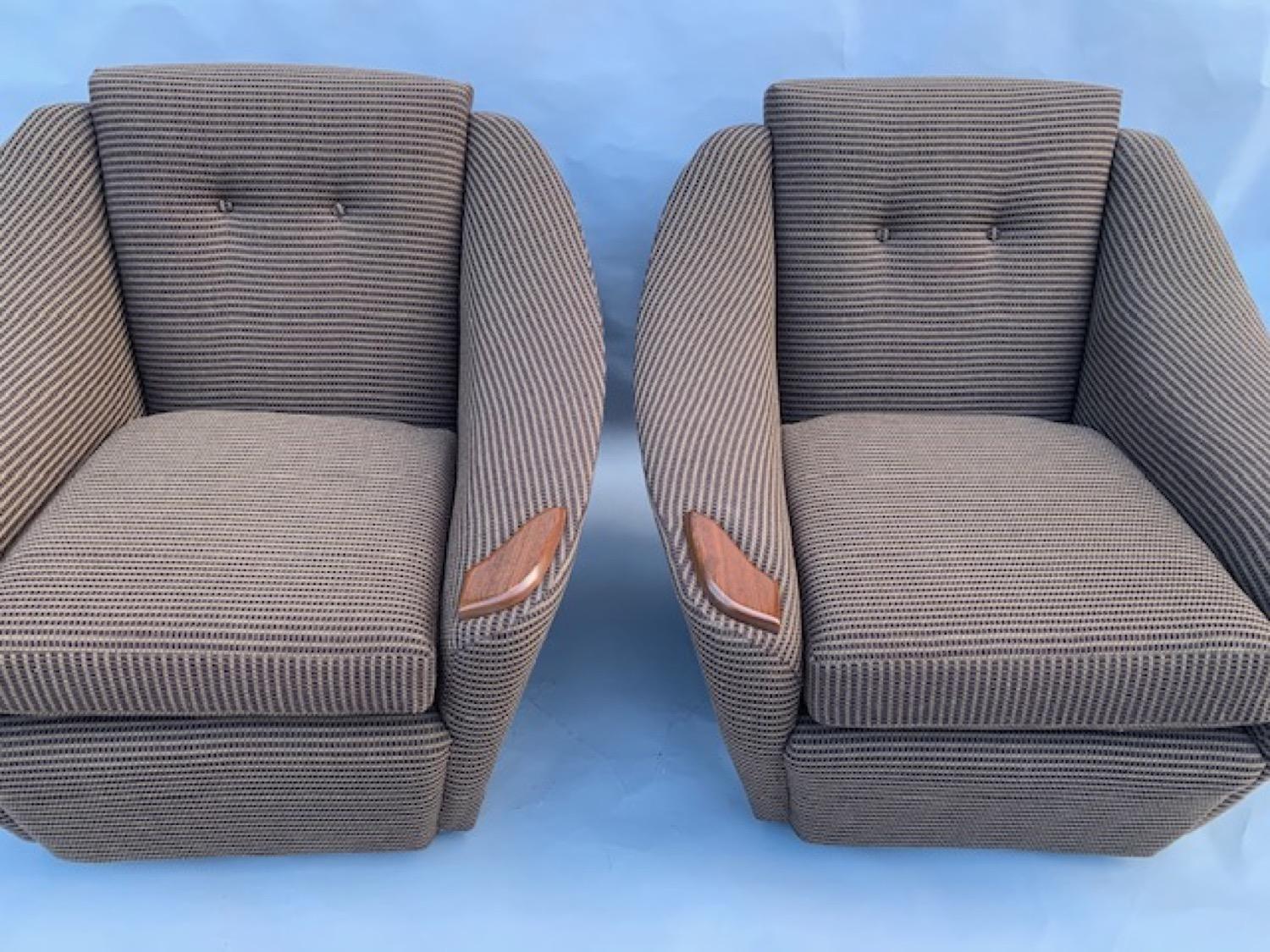Zwei klassische Sessel aus den 1960er Jahren, vollständig restauriert und neu gepolstert mit dem Stoff Kilmory chocolate von Bute Fabrics (feiner, aus Kammgarn gewebter Seersuckerstoff). Jeder Stuhl steht auf vier voll funktionsfähigen kleinen