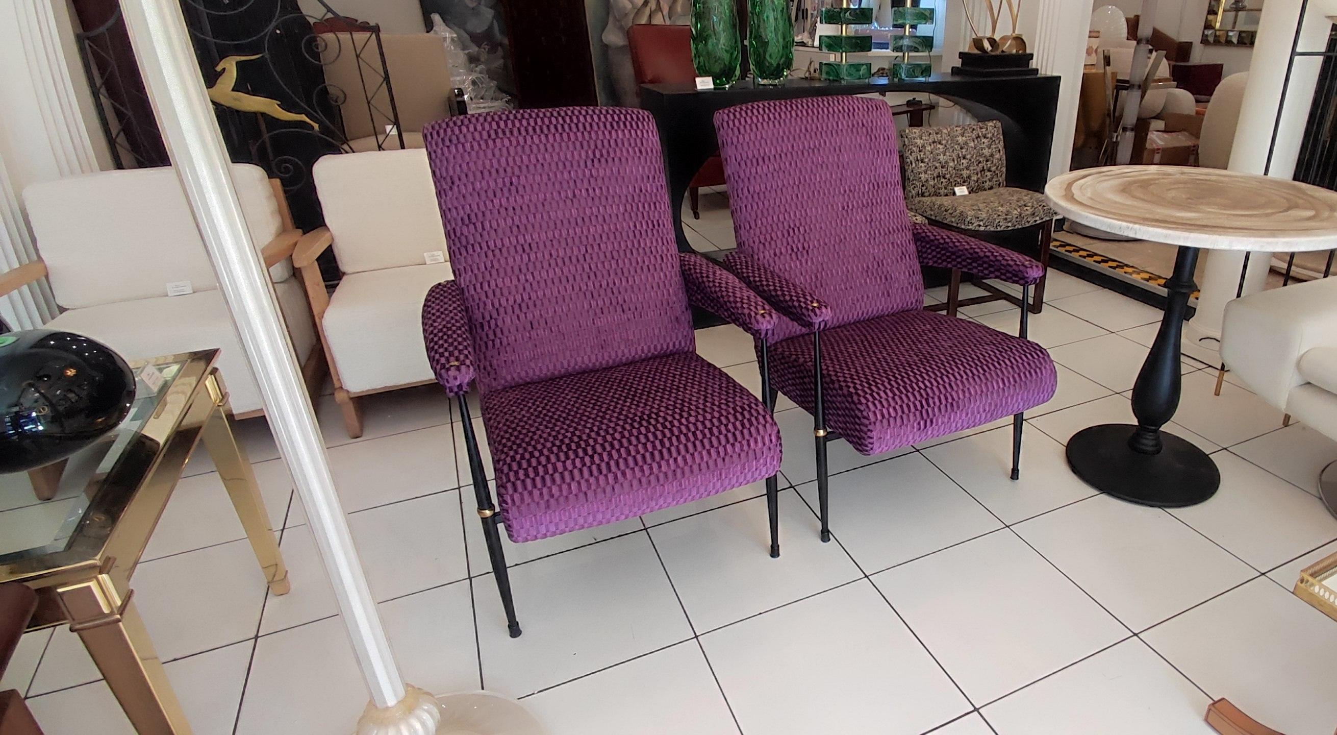 Pair of 1960s armchairs in purple fabric For Sale 4