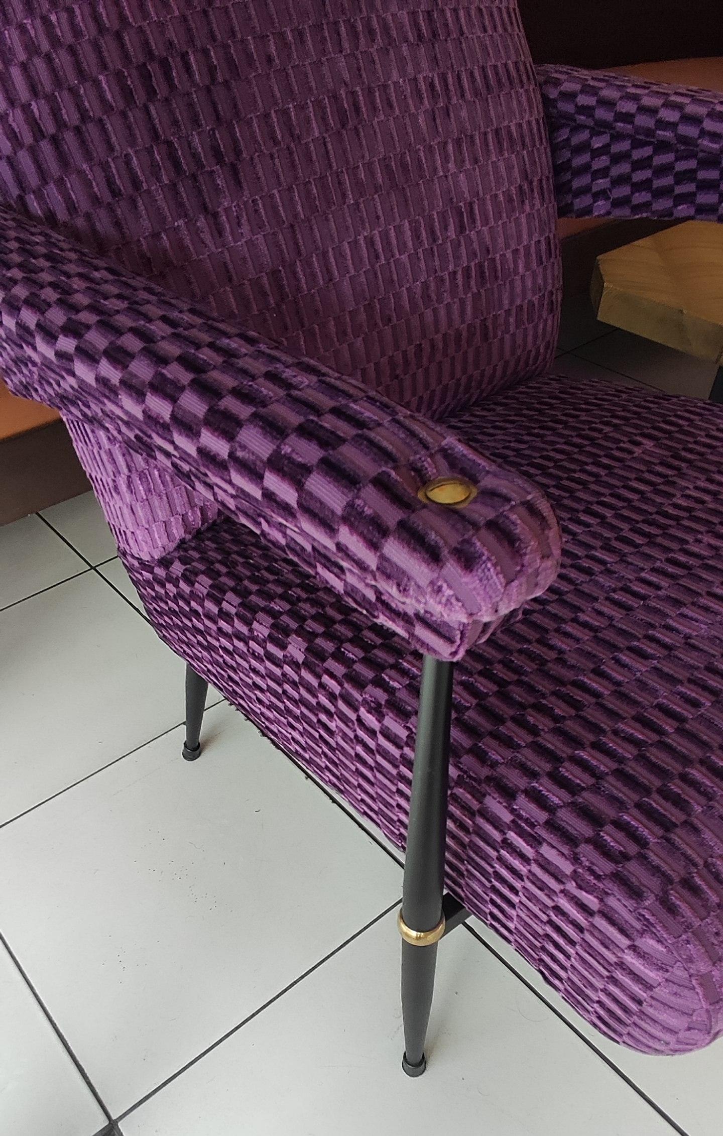 Paar Sessel aus den 1960er Jahren mit violettem Stoff im Angebot 7