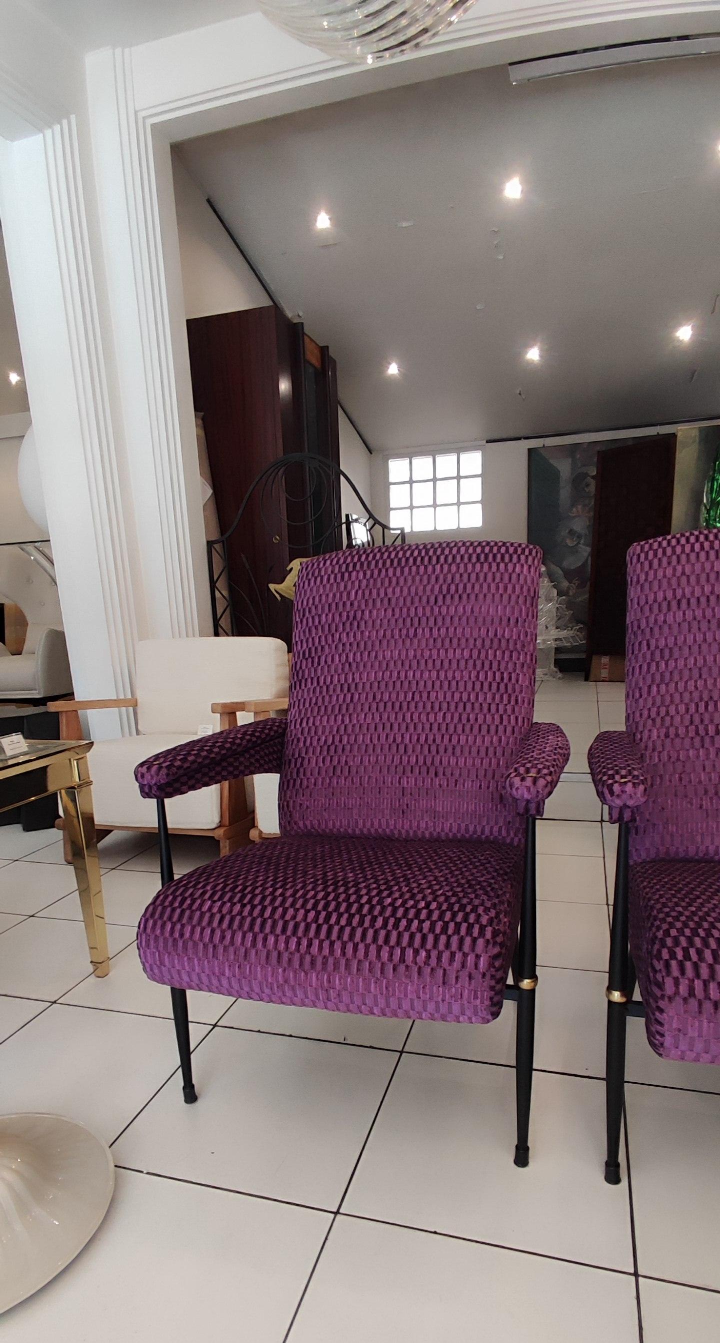 Paar Sessel aus den 1960er Jahren mit violettem Stoff im Angebot 9