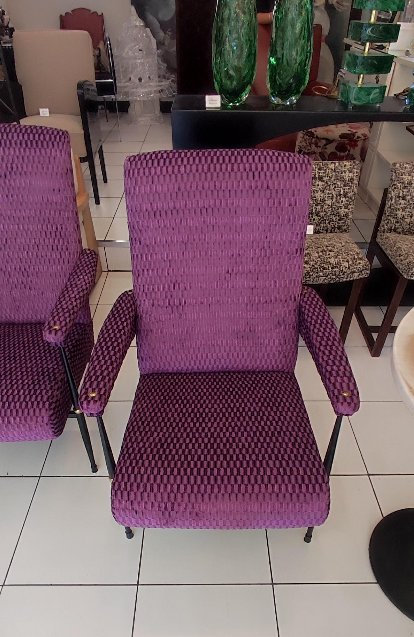 French Pair of 1960s armchairs in purple fabric For Sale
