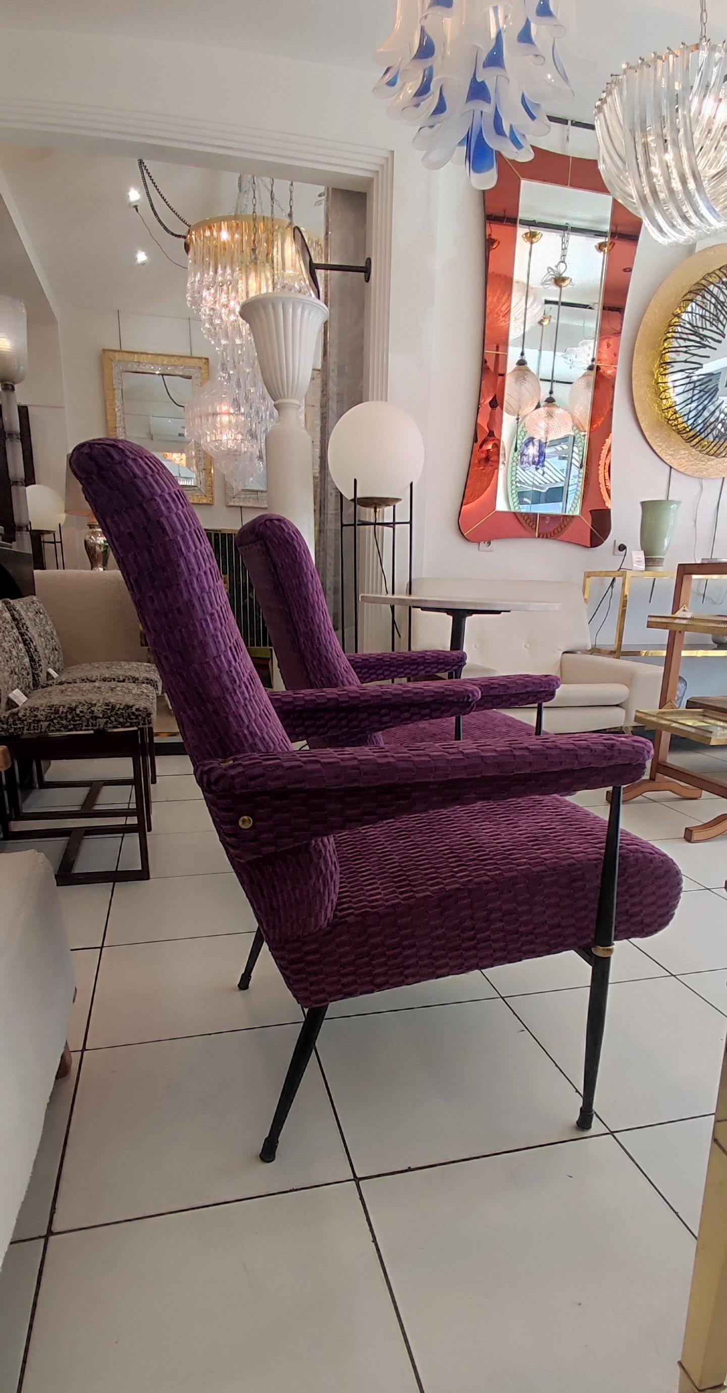 Pair of 1960s armchairs in purple fabric In Excellent Condition For Sale In Saint-Ouen, FR