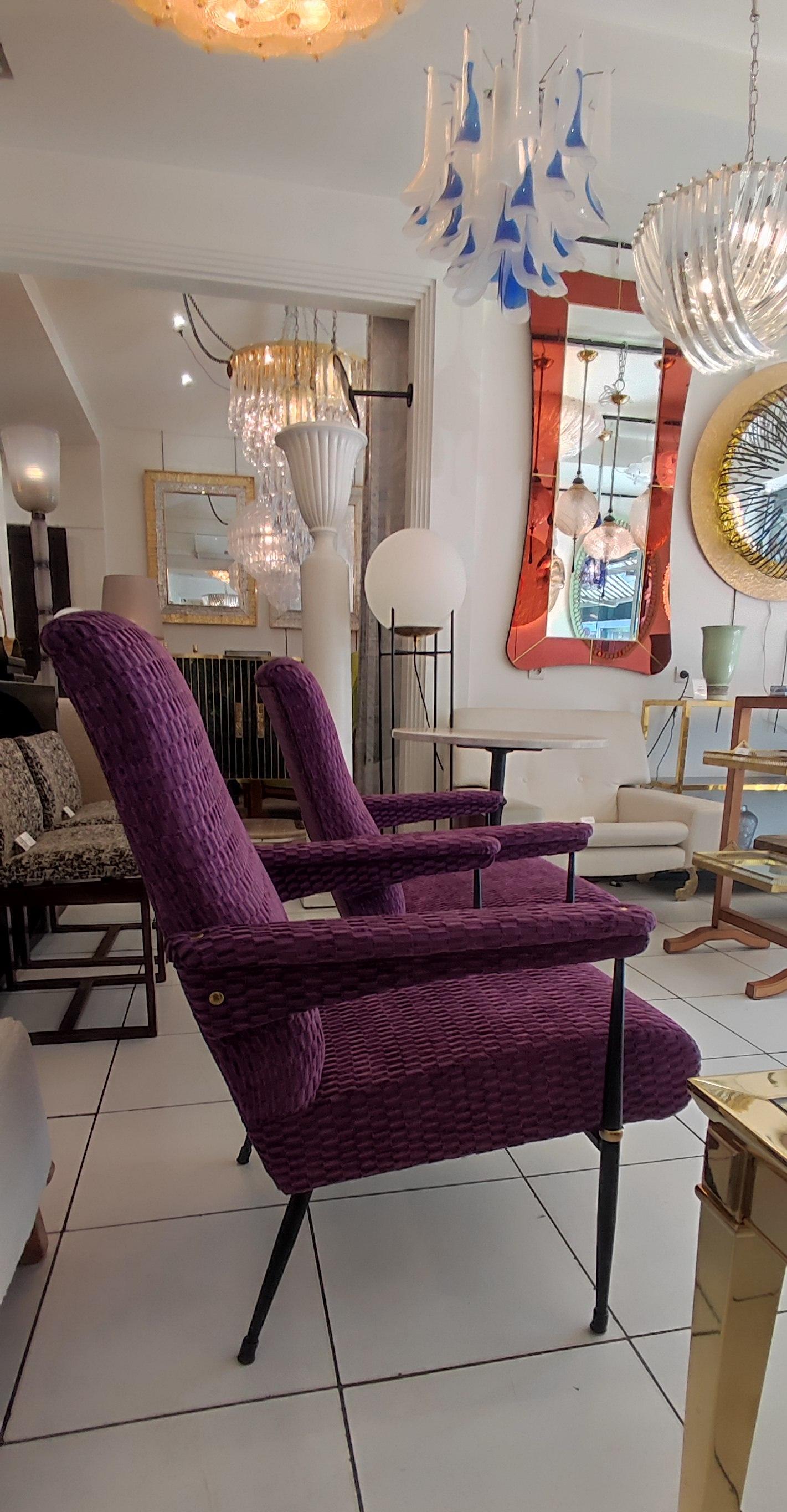 20th Century Pair of 1960s armchairs in purple fabric For Sale