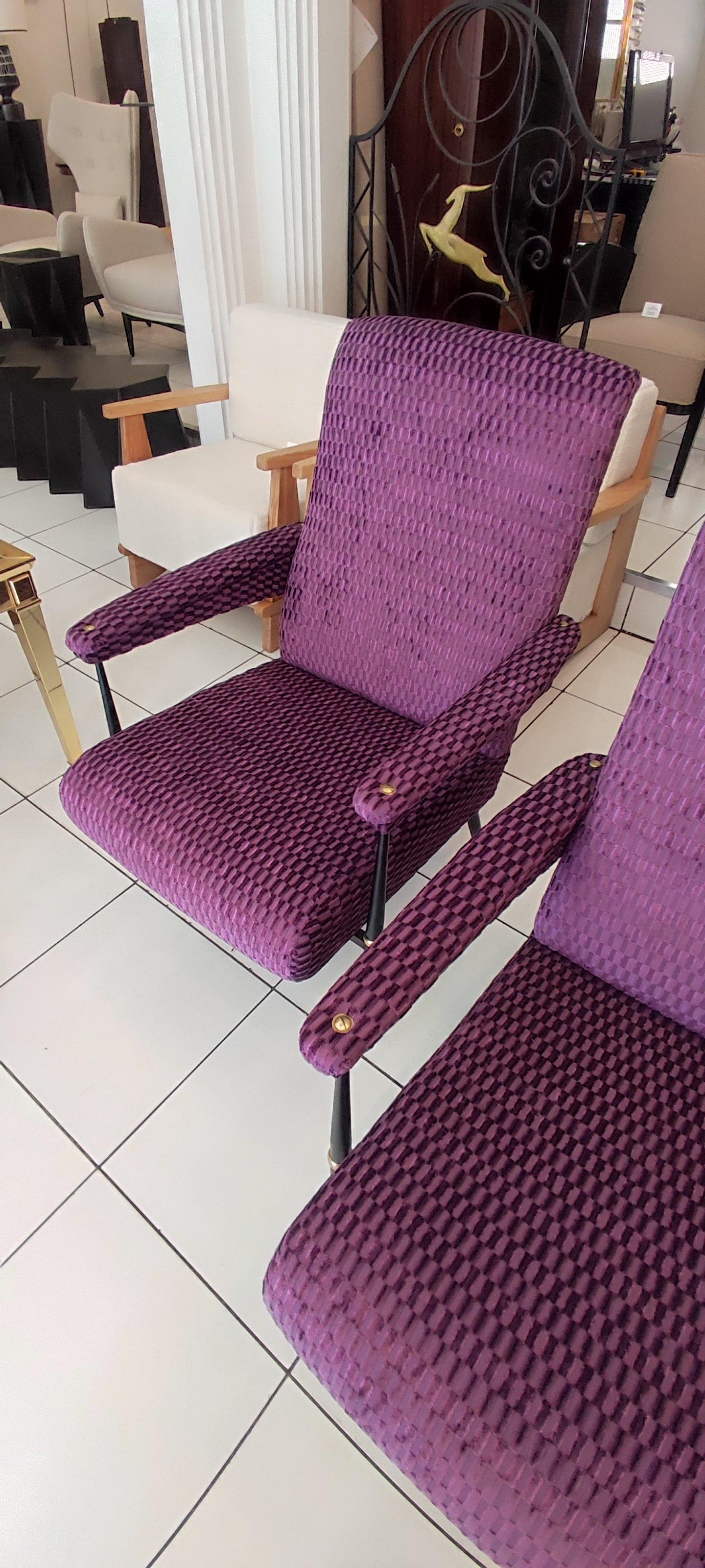 Metal Pair of 1960s armchairs in purple fabric For Sale