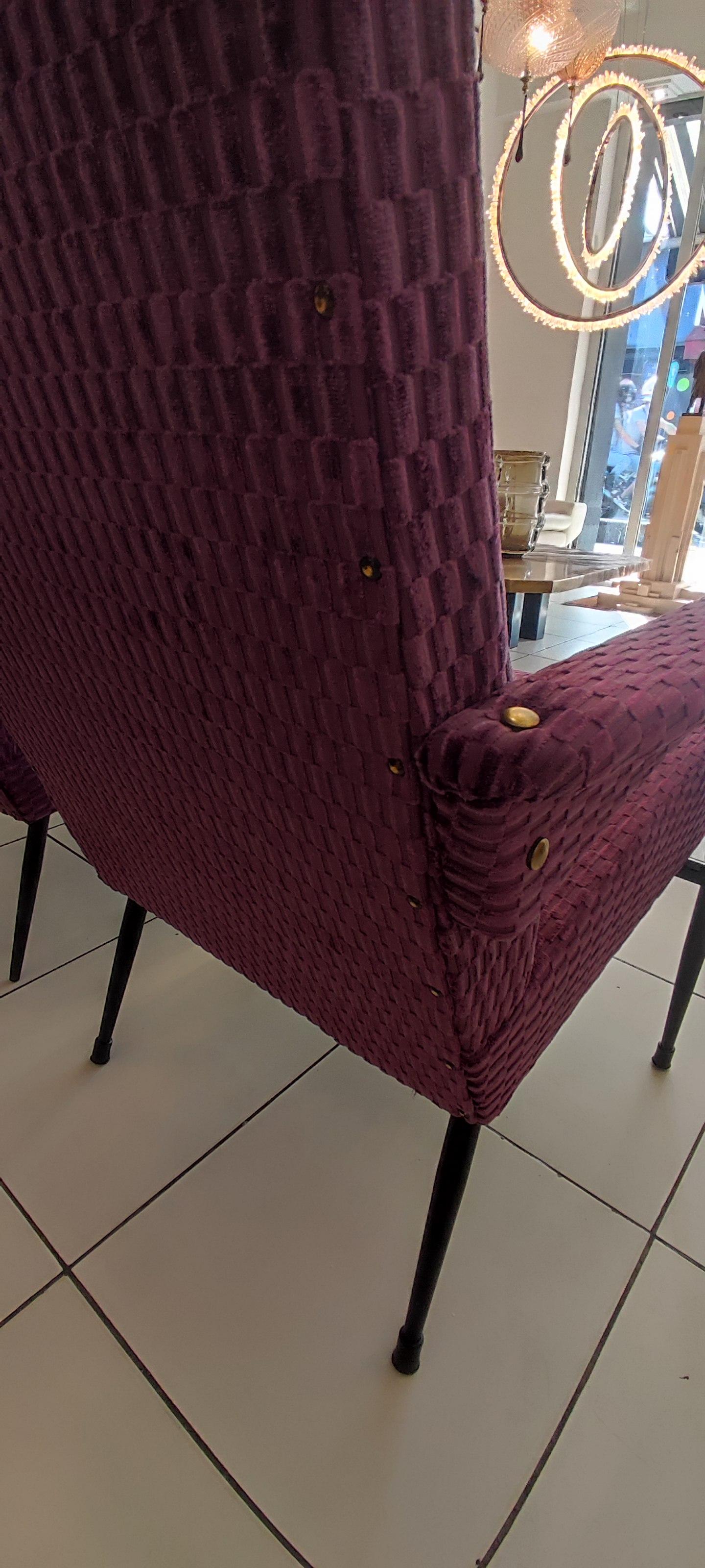 Pair of 1960s armchairs in purple fabric For Sale 1