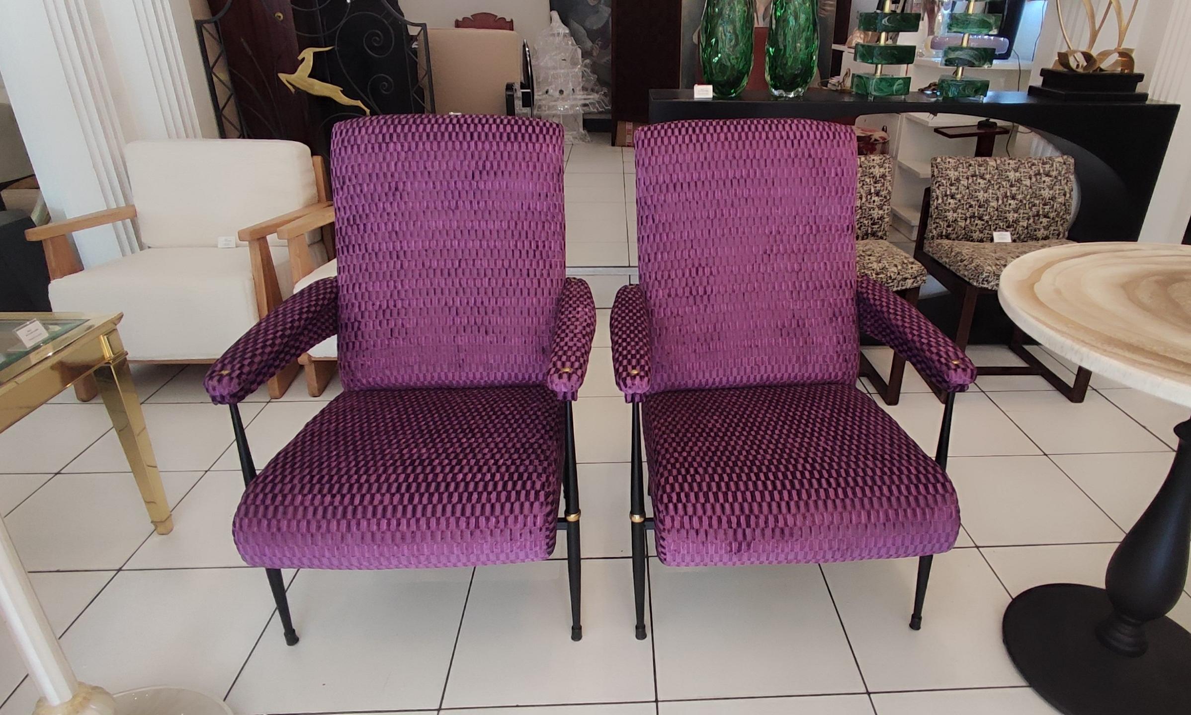 Pair of 1960s armchairs in purple fabric For Sale 2