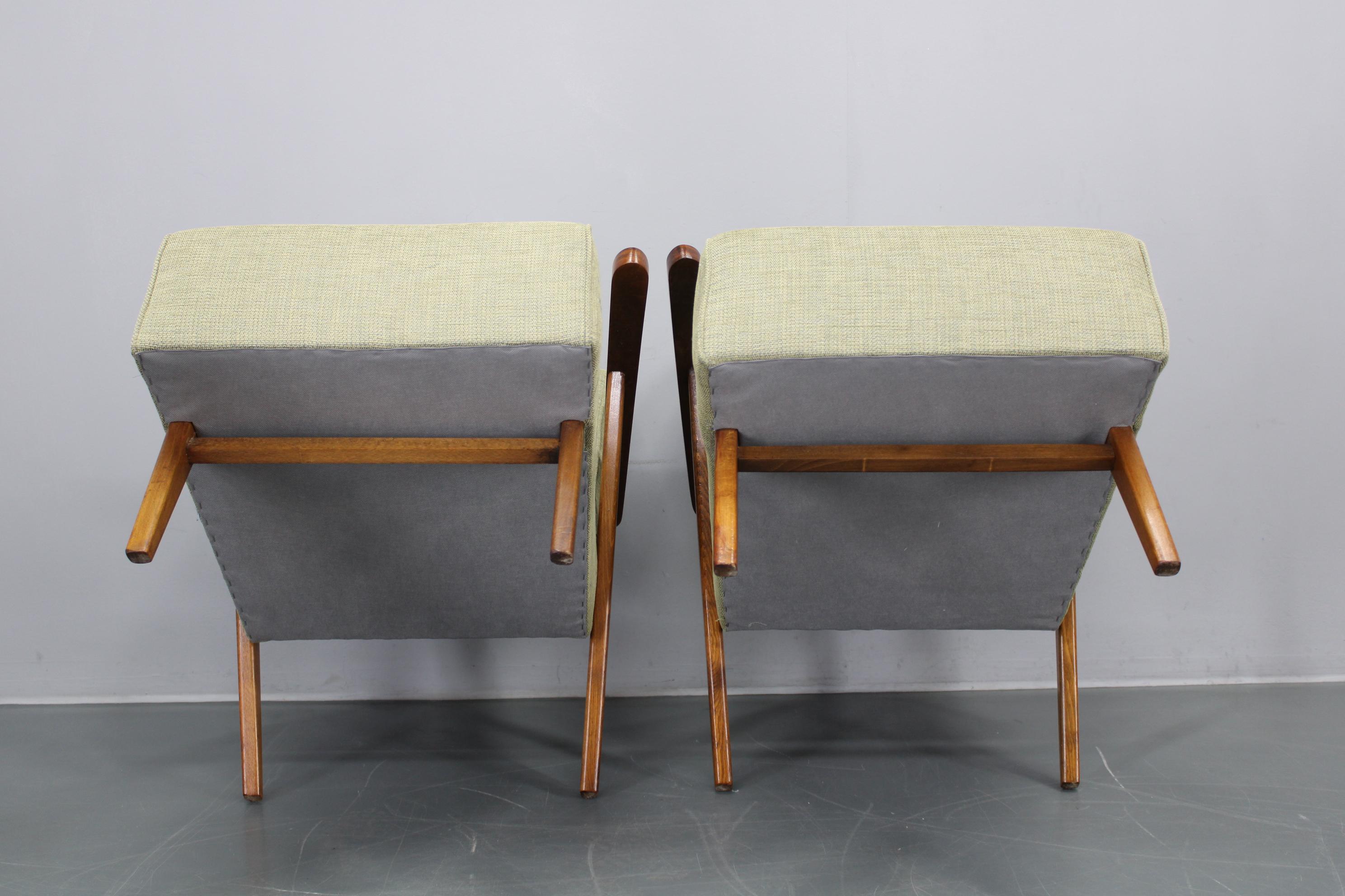 Paar 1960er Sessel aus massiver Buche, restauriert und neu gepolstert im Angebot 7