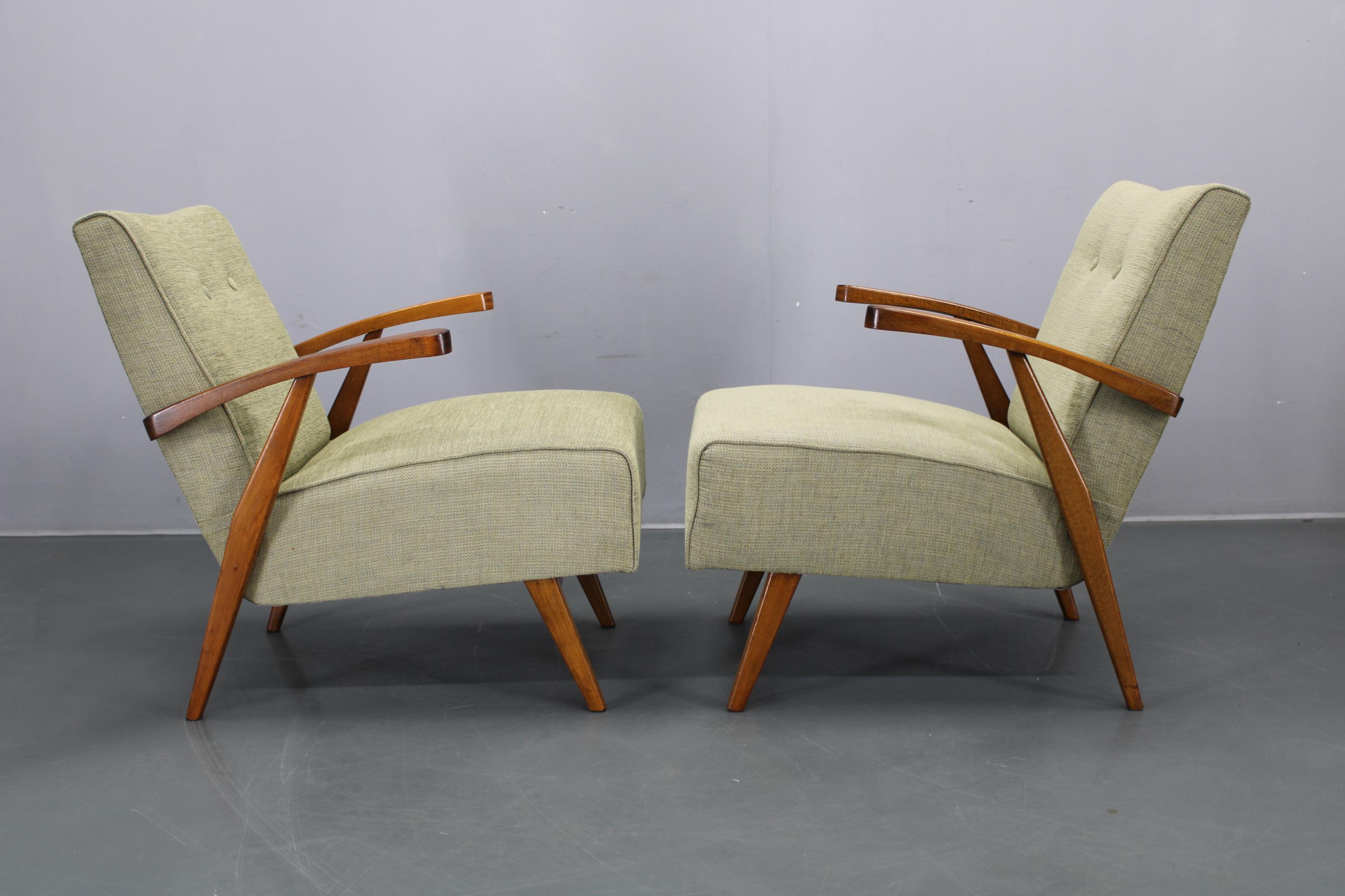 Paar 1960er Sessel aus massiver Buche, restauriert und neu gepolstert (Tschechisch) im Angebot