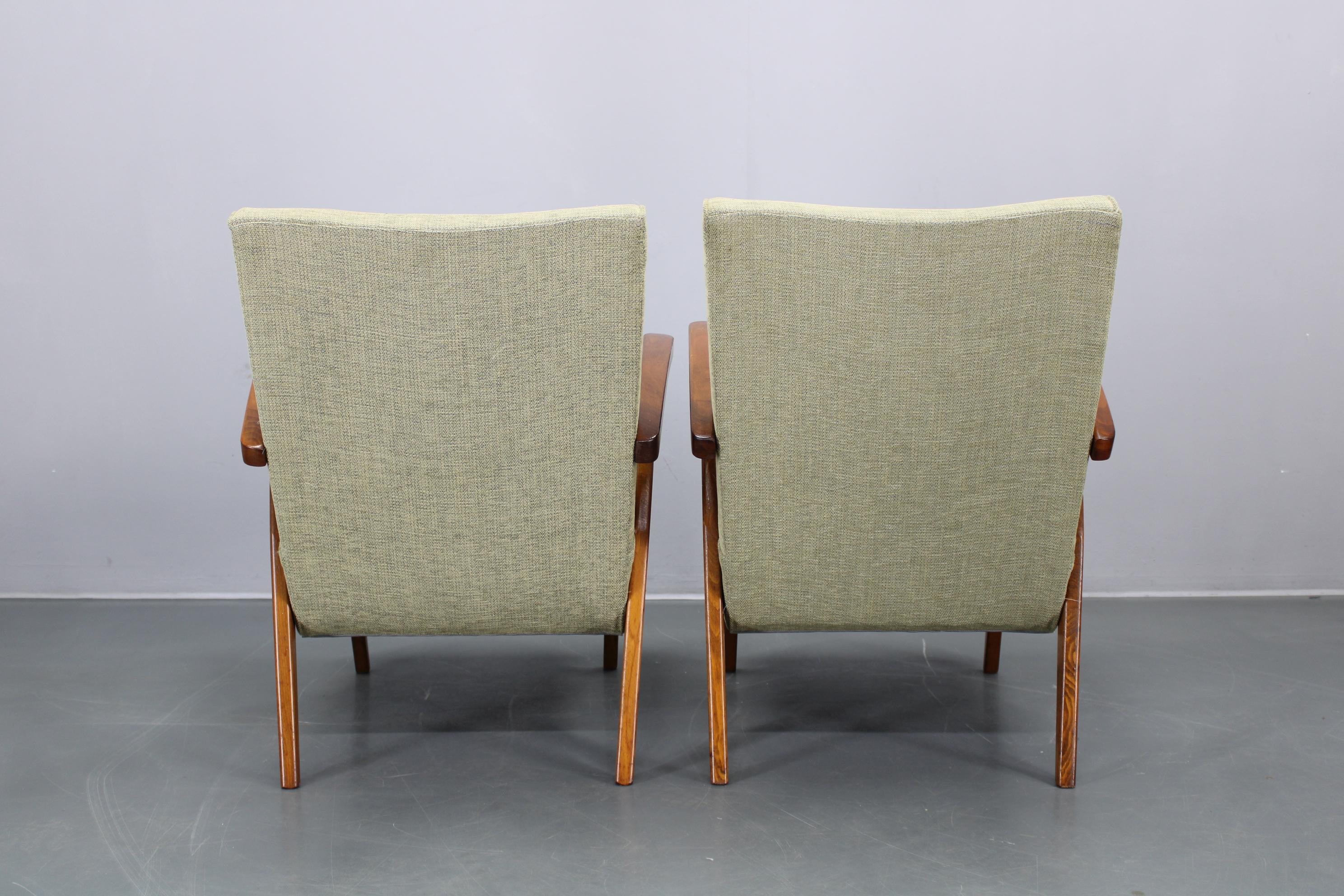 Paar 1960er Sessel aus massiver Buche, restauriert und neu gepolstert (Poliert) im Angebot
